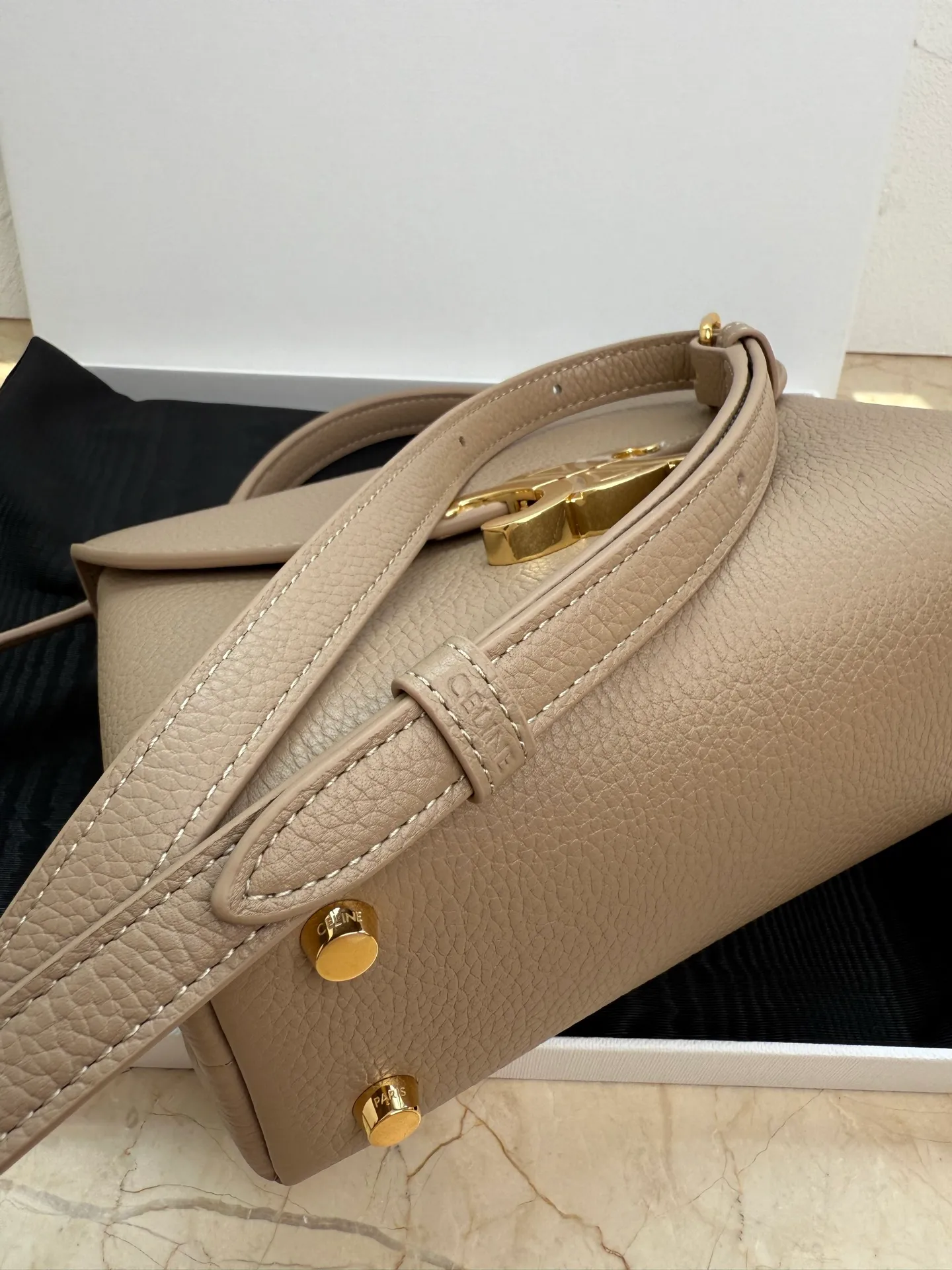 p1500 New product launched 🅰️🅰️CE Arc de Triomphe kelly handbag 👜 New Arc de Triomphe storage bag full of high-end feel! Simple and exquisite outline, whether it is calm black, low-key brown, classic presbyopia color scheme, etc... all exude an unparalleled sense of luxury ❤️ The lines of kelly's classic shape are simple and elegant, without unnecessary decoration, showing the aesthetic charm🫶🏻 Style number: 118113 Size: 20.5x13x8 (with original packaging)