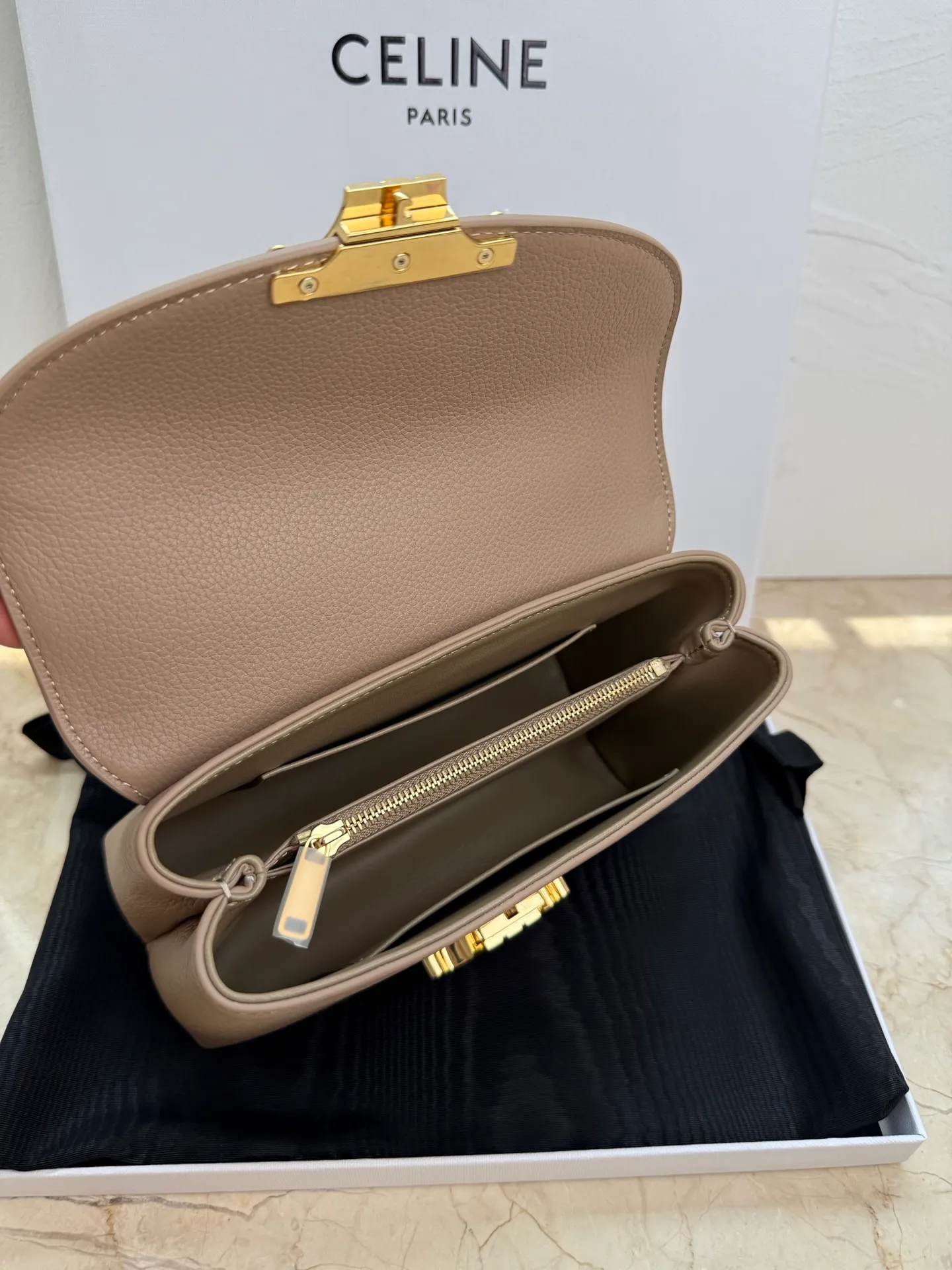 p1500 New product launched 🅰️🅰️CE Arc de Triomphe kelly handbag 👜 New Arc de Triomphe storage bag full of high-end feel! Simple and exquisite outline, whether it is calm black, low-key brown, classic presbyopia color scheme, etc... all exude an unparalleled sense of luxury ❤️ The lines of kelly's classic shape are simple and elegant, without unnecessary decoration, showing the aesthetic charm🫶🏻 Style number: 118113 Size: 20.5x13x8 (with original packaging)