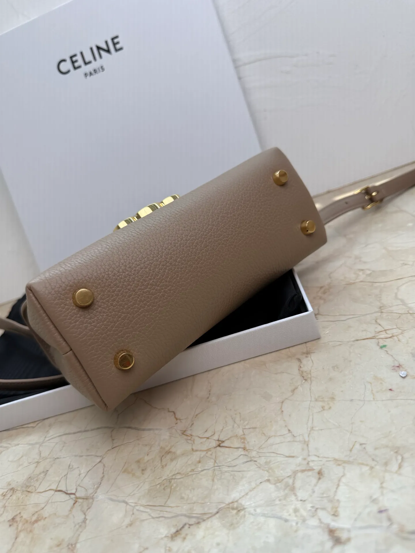 p1500 New product launched 🅰️🅰️CE Arc de Triomphe kelly handbag 👜 New Arc de Triomphe storage bag full of high-end feel! Simple and exquisite outline, whether it is calm black, low-key brown, classic presbyopia color scheme, etc... all exude an unparalleled sense of luxury ❤️ The lines of kelly's classic shape are simple and elegant, without unnecessary decoration, showing the aesthetic charm🫶🏻 Style number: 118113 Size: 20.5x13x8 (with original packaging)