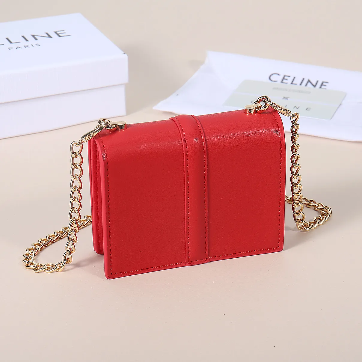 💰170, Celine's latest chain card holder, TRIOMPHE flip chain card holder, can be worn cross-body, classic cowhide with plain microfiber interior, rotating lock closure, 1 thickened main compartment, 2 inner card slots. No.: 10M472 Size: 10.5x8.5x3 cm