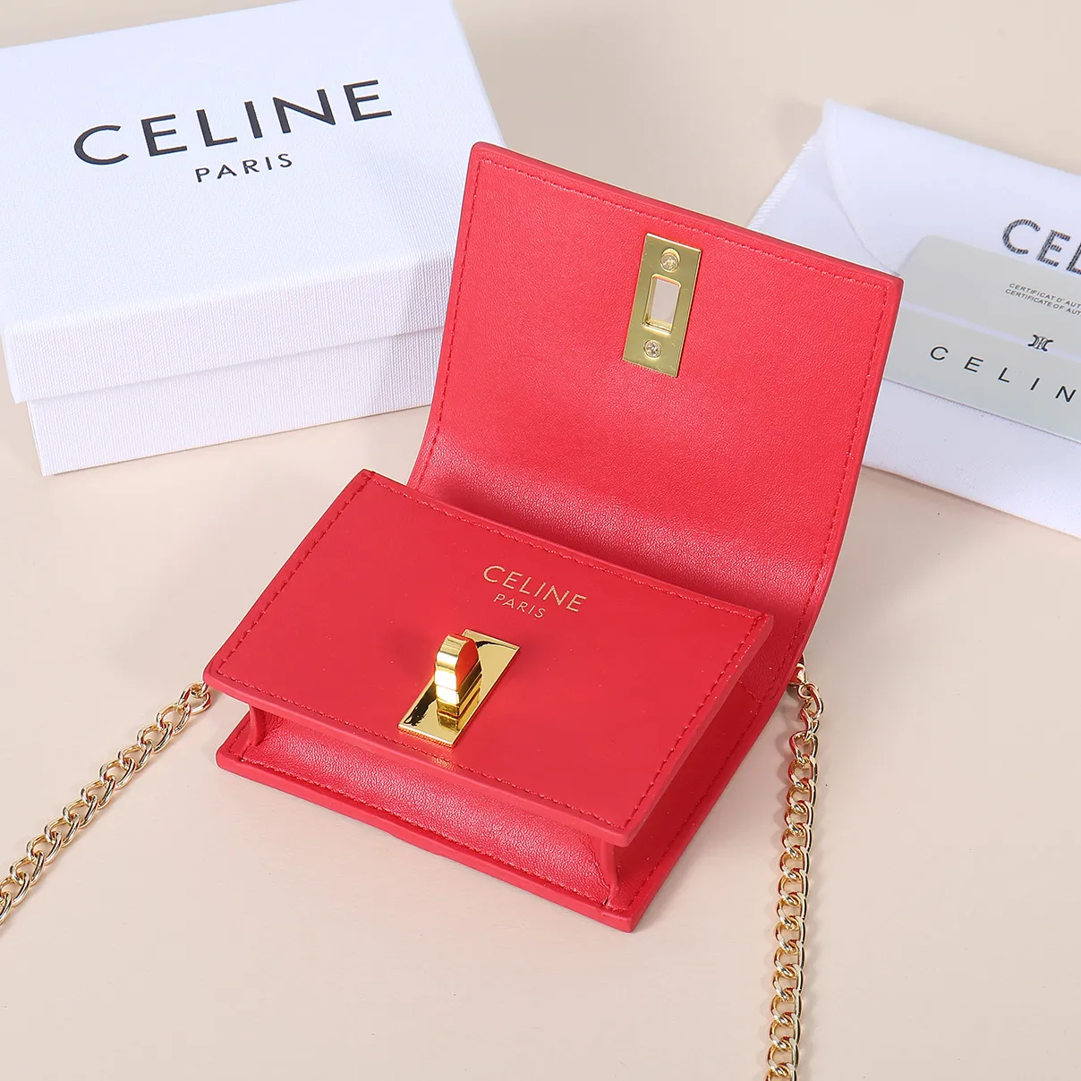 💰170, Celine's latest chain card holder, TRIOMPHE flip chain card holder, can be worn cross-body, classic cowhide with plain microfiber interior, rotating lock closure, 1 thickened main compartment, 2 inner card slots. No.: 10M472 Size: 10.5x8.5x3 cm