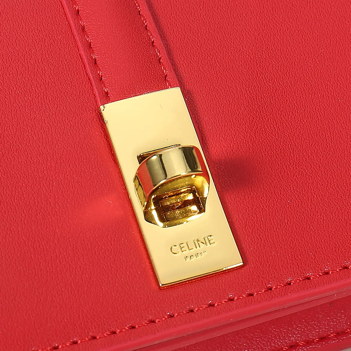 💰170, Celine's latest chain card holder, TRIOMPHE flip chain card holder, can be worn cross-body, classic cowhide with plain microfiber interior, rotating lock closure, 1 thickened main compartment, 2 inner card slots. No.: 10M472 Size: 10.5x8.5x3 cm