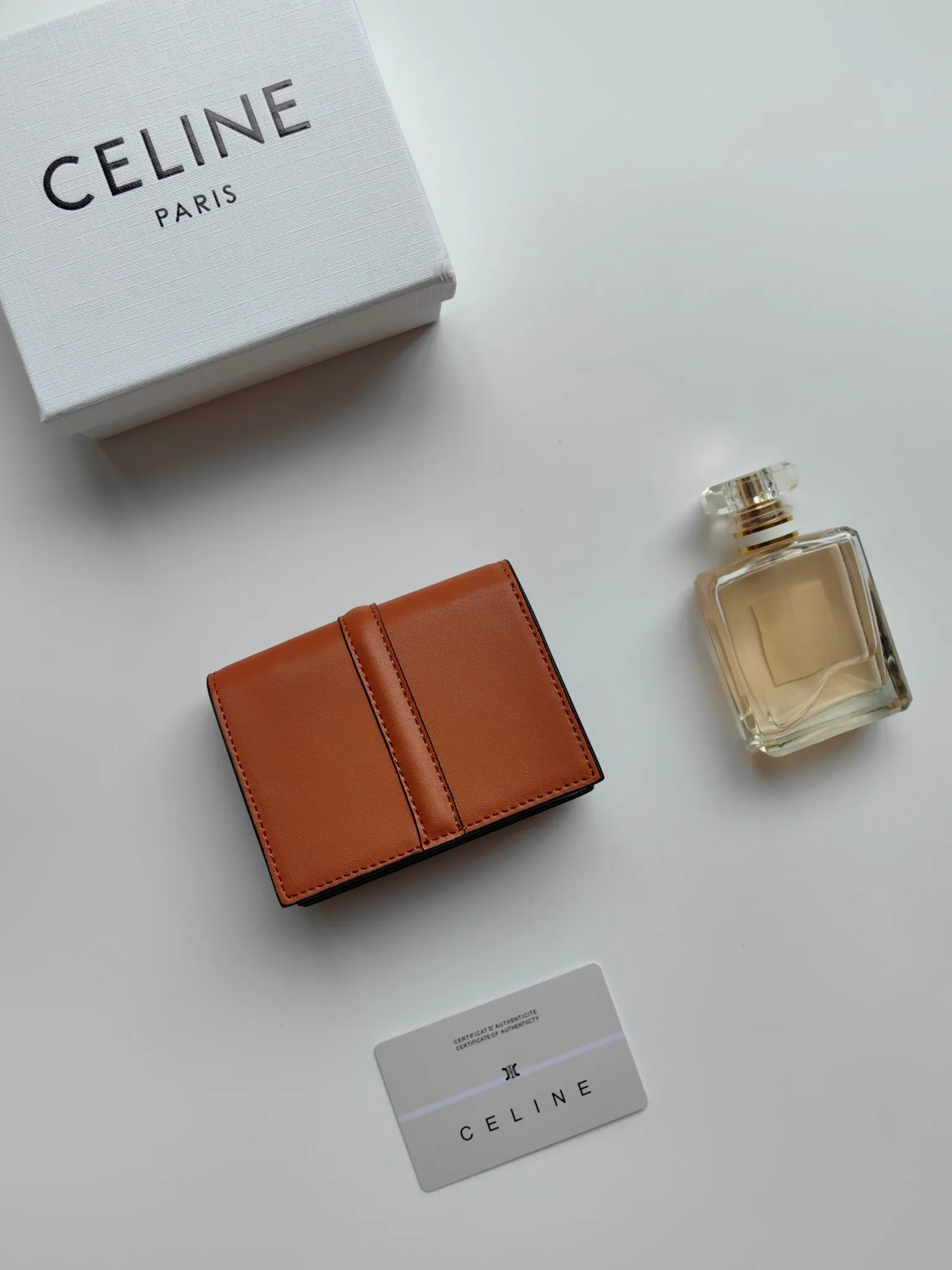 💰130, Celine's new card holder, TRIOMPHE flip card holder, classic pattern with plain microfiber inside, rotating lock closure, 1 thickened main compartment, 2 inner card slots. No.: 10M473 Size: 10.5x8.5x3 cm