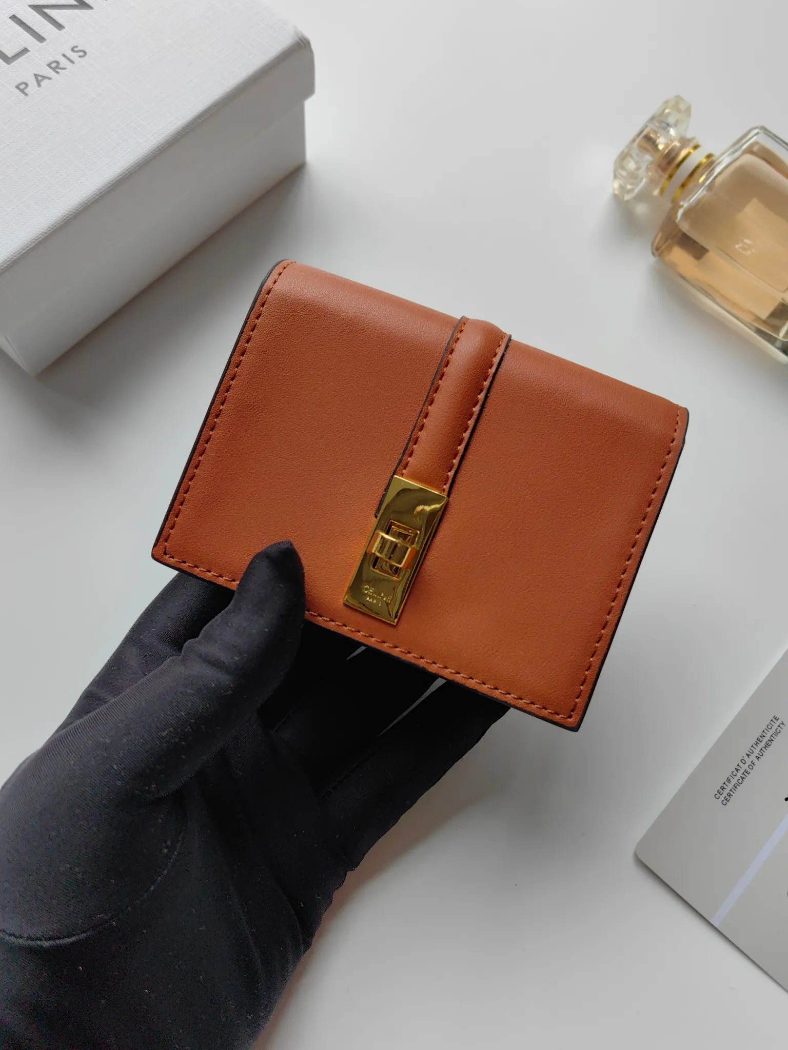 💰130, Celine's new card holder, TRIOMPHE flip card holder, classic pattern with plain microfiber inside, rotating lock closure, 1 thickened main compartment, 2 inner card slots. No.: 10M473 Size: 10.5x8.5x3 cm