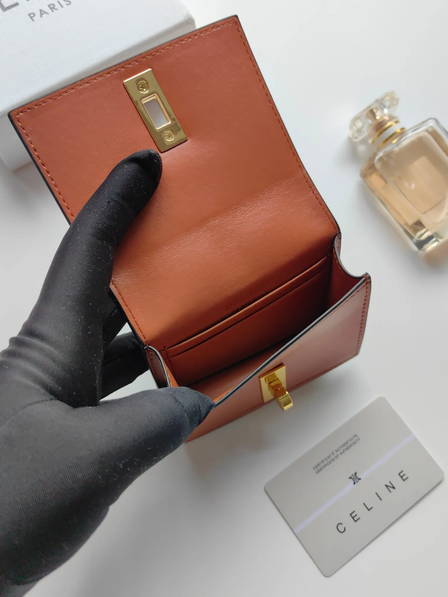 💰130, Celine's new card holder, TRIOMPHE flip card holder, classic pattern with plain microfiber inside, rotating lock closure, 1 thickened main compartment, 2 inner card slots. No.: 10M473 Size: 10.5x8.5x3 cm