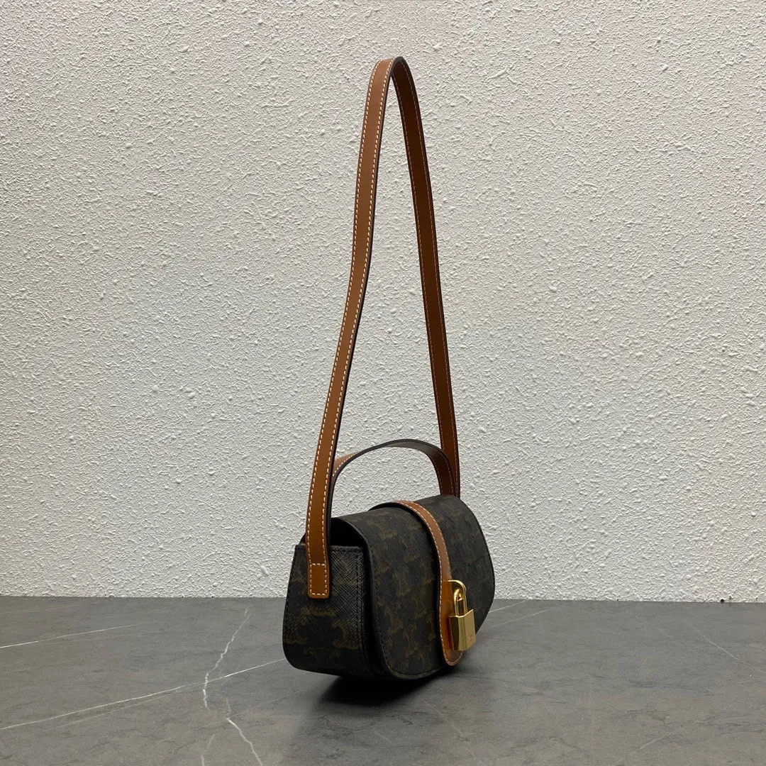 CEL*INE TaBou Clutch 2021 autumn and winter single product, it is easy to carry on the shoulder and shoulder. Don’t underestimate the capacity! Sufficient for daily use: mobile phone, powder, lipstick, watch, nouveau riche: can hold 3 mobile phones alone~ Hoh~ Cowhide lining fabric Shoulder or hand carry Flap with decorative lock Snap button closure 1 main compartment 1 inner flat pocket Shoulder strap length (28 cm) Handle length (7.5 cm) No.: 101592 Material brown Size: 18 X 8 X 5 cm)