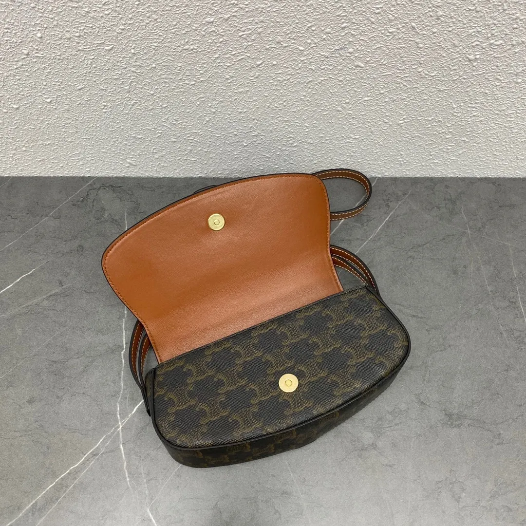 CEL*INE TaBou Clutch 2021 autumn and winter single product, it is easy to carry on the shoulder and shoulder. Don’t underestimate the capacity! Sufficient for daily use: mobile phone, powder, lipstick, watch, nouveau riche: can hold 3 mobile phones alone~ Hoh~ Cowhide lining fabric Shoulder or hand carry Flap with decorative lock Snap button closure 1 main compartment 1 inner flat pocket Shoulder strap length (28 cm) Handle length (7.5 cm) No.: 101592 Material brown Size: 18 X 8 X 5 cm)