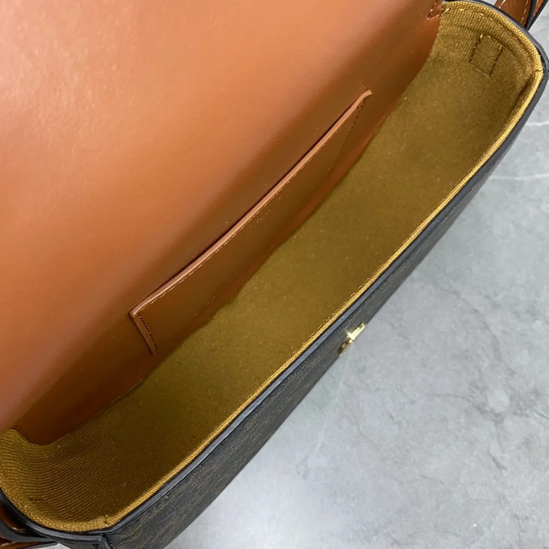 CEL*INE TaBou Clutch 2021 autumn and winter single product, it is easy to carry on the shoulder and shoulder. Don’t underestimate the capacity! Sufficient for daily use: mobile phone, powder, lipstick, watch, nouveau riche: can hold 3 mobile phones alone~ Hoh~ Cowhide lining fabric Shoulder or hand carry Flap with decorative lock Snap button closure 1 main compartment 1 inner flat pocket Shoulder strap length (28 cm) Handle length (7.5 cm) No.: 101592 Material brown Size: 18 X 8 X 5 cm)