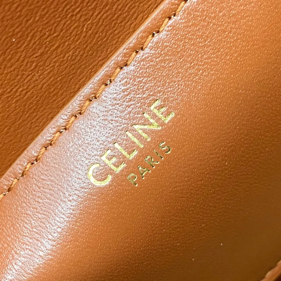 CEL*INE TaBou Clutch 2021 autumn and winter single product, it is easy to carry on the shoulder and shoulder. Don’t underestimate the capacity! Sufficient for daily use: mobile phone, powder, lipstick, watch, nouveau riche: can hold 3 mobile phones alone~ Hoh~ Cowhide lining fabric Shoulder or hand carry Flap with decorative lock Snap button closure 1 main compartment 1 inner flat pocket Shoulder strap length (28 cm) Handle length (7.5 cm) No.: 101592 Material brown Size: 18 X 8 X 5 cm)
