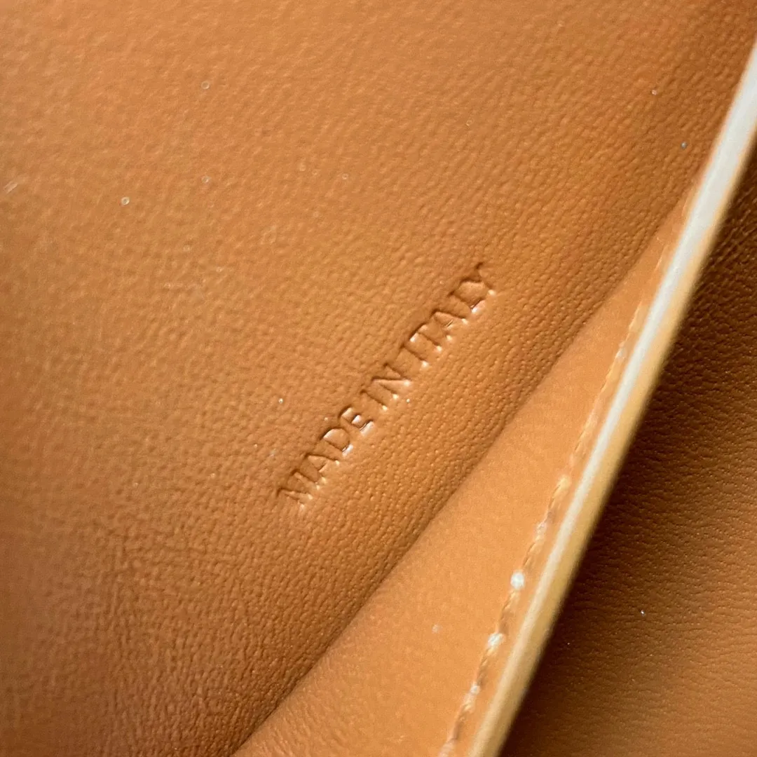 CEL*INE TaBou Clutch 2021 autumn and winter single product, it is easy to carry on the shoulder and shoulder. Don’t underestimate the capacity! Sufficient for daily use: mobile phone, powder, lipstick, watch, nouveau riche: can hold 3 mobile phones alone~ Hoh~ Cowhide lining fabric Shoulder or hand carry Flap with decorative lock Snap button closure 1 main compartment 1 inner flat pocket Shoulder strap length (28 cm) Handle length (7.5 cm) No.: 101592 Material brown Size: 18 X 8 X 5 cm)