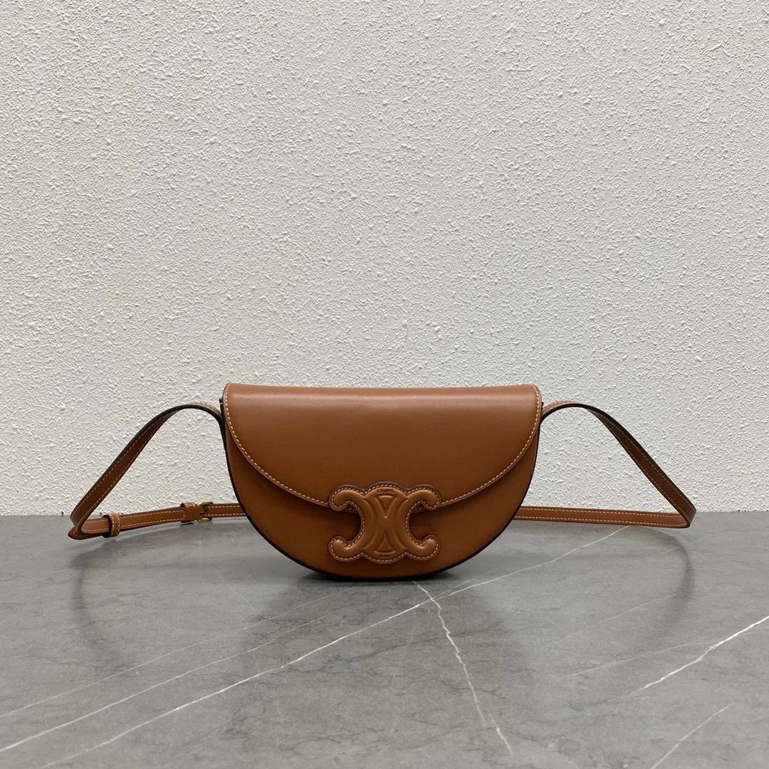 New product online 🅰️🅰️ Celine 2022 winter show model Basace Arc de Triomphe ~ Moon bag, half-moon body ➕ Snap-embossed Arc de Triomphe Logo leather buckle, very design, literary and artistic, also very light and cute, long shoulder strap, comfortable crossbody‼ ️ Style: Gentle and cute, retro literature and art, suitable for fashionistas 🉑️ Capacity: enough for daily outings 👌 Style number: 111233 Size: 23～13.5～6 Material brown