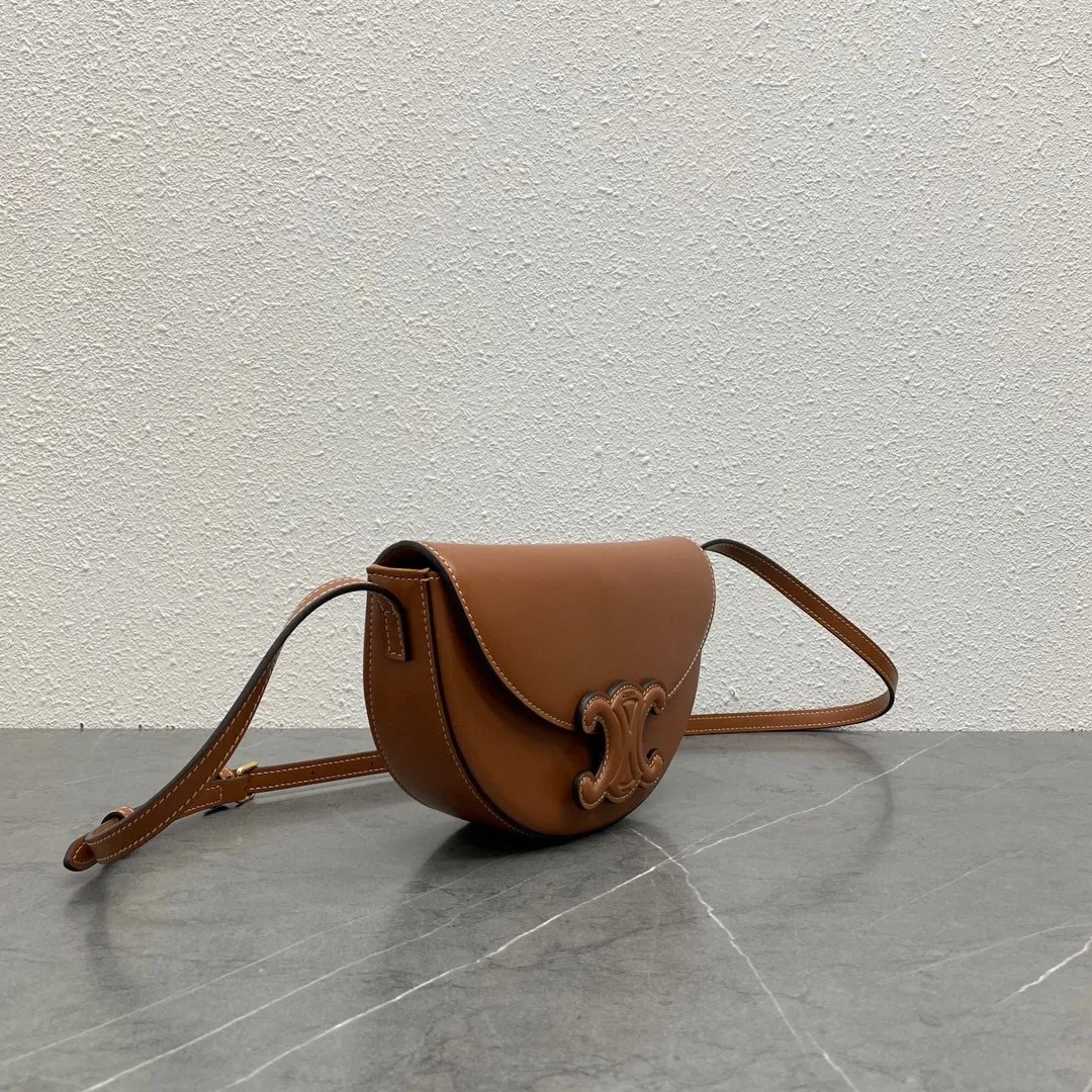 New product online 🅰️🅰️ Celine 2022 winter show model Basace Arc de Triomphe ~ Moon bag, half-moon body ➕ Snap-embossed Arc de Triomphe Logo leather buckle, very design, literary and artistic, also very light and cute, long shoulder strap, comfortable crossbody‼ ️ Style: Gentle and cute, retro literature and art, suitable for fashionistas 🉑️ Capacity: enough for daily outings 👌 Style number: 111233 Size: 23～13.5～6 Material brown