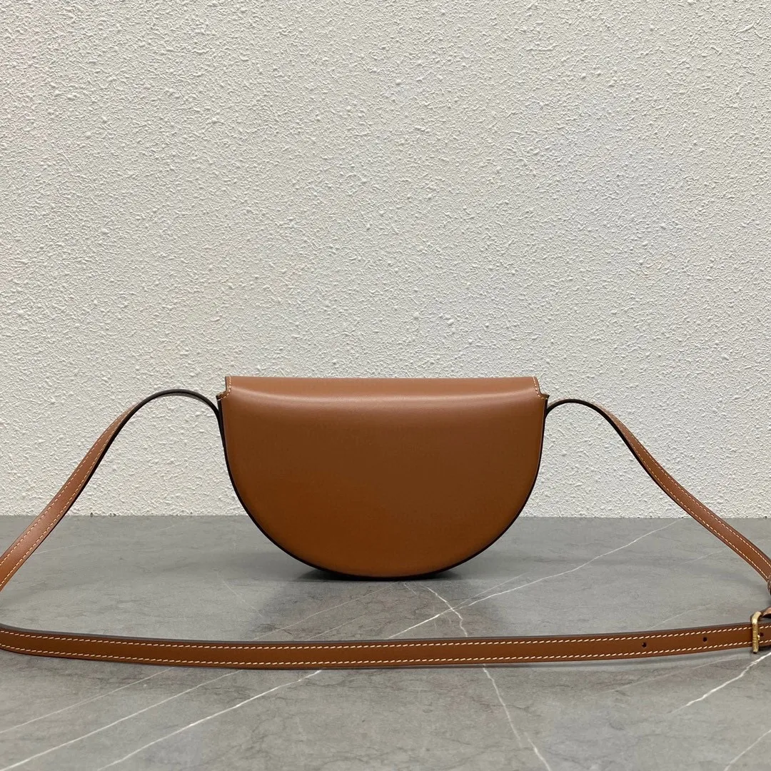 New product online 🅰️🅰️ Celine 2022 winter show model Basace Arc de Triomphe ~ Moon bag, half-moon body ➕ Snap-embossed Arc de Triomphe Logo leather buckle, very design, literary and artistic, also very light and cute, long shoulder strap, comfortable crossbody‼ ️ Style: Gentle and cute, retro literature and art, suitable for fashionistas 🉑️ Capacity: enough for daily outings 👌 Style number: 111233 Size: 23～13.5～6 Material brown