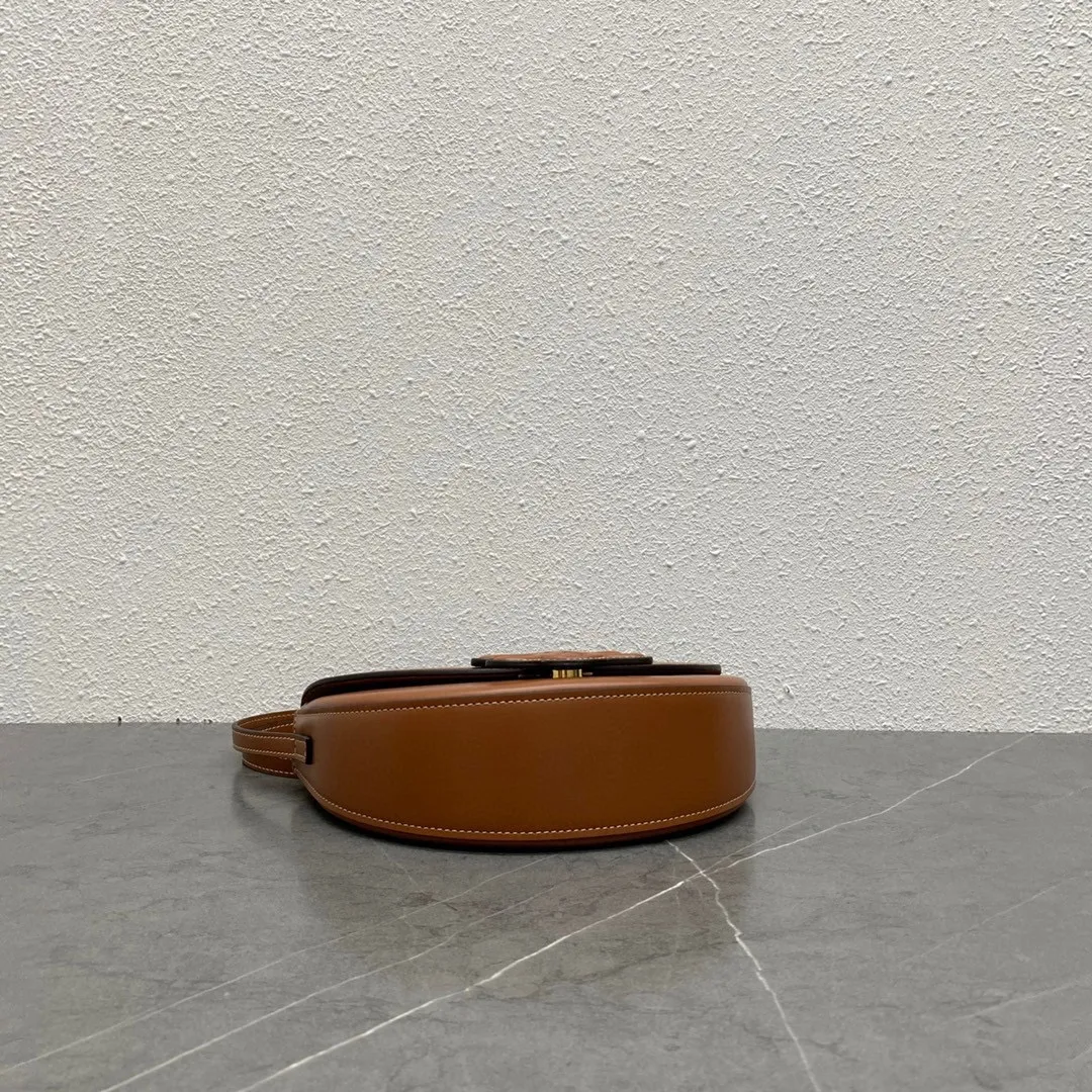 New product online 🅰️🅰️ Celine 2022 winter show model Basace Arc de Triomphe ~ Moon bag, half-moon body ➕ Snap-embossed Arc de Triomphe Logo leather buckle, very design, literary and artistic, also very light and cute, long shoulder strap, comfortable crossbody‼ ️ Style: Gentle and cute, retro literature and art, suitable for fashionistas 🉑️ Capacity: enough for daily outings 👌 Style number: 111233 Size: 23～13.5～6 Material brown