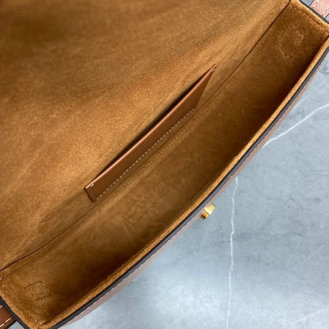 New product online 🅰️🅰️ Celine 2022 winter show model Basace Arc de Triomphe ~ Moon bag, half-moon body ➕ Snap-embossed Arc de Triomphe Logo leather buckle, very design, literary and artistic, also very light and cute, long shoulder strap, comfortable crossbody‼ ️ Style: Gentle and cute, retro literature and art, suitable for fashionistas 🉑️ Capacity: enough for daily outings 👌 Style number: 111233 Size: 23～13.5～6 Material brown