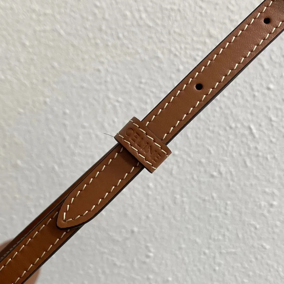 New product online 🅰️🅰️ Celine 2022 winter show model Basace Arc de Triomphe ~ Moon bag, half-moon body ➕ Snap-embossed Arc de Triomphe Logo leather buckle, very design, literary and artistic, also very light and cute, long shoulder strap, comfortable crossbody‼ ️ Style: Gentle and cute, retro literature and art, suitable for fashionistas 🉑️ Capacity: enough for daily outings 👌 Style number: 111233 Size: 23～13.5～6 Material brown