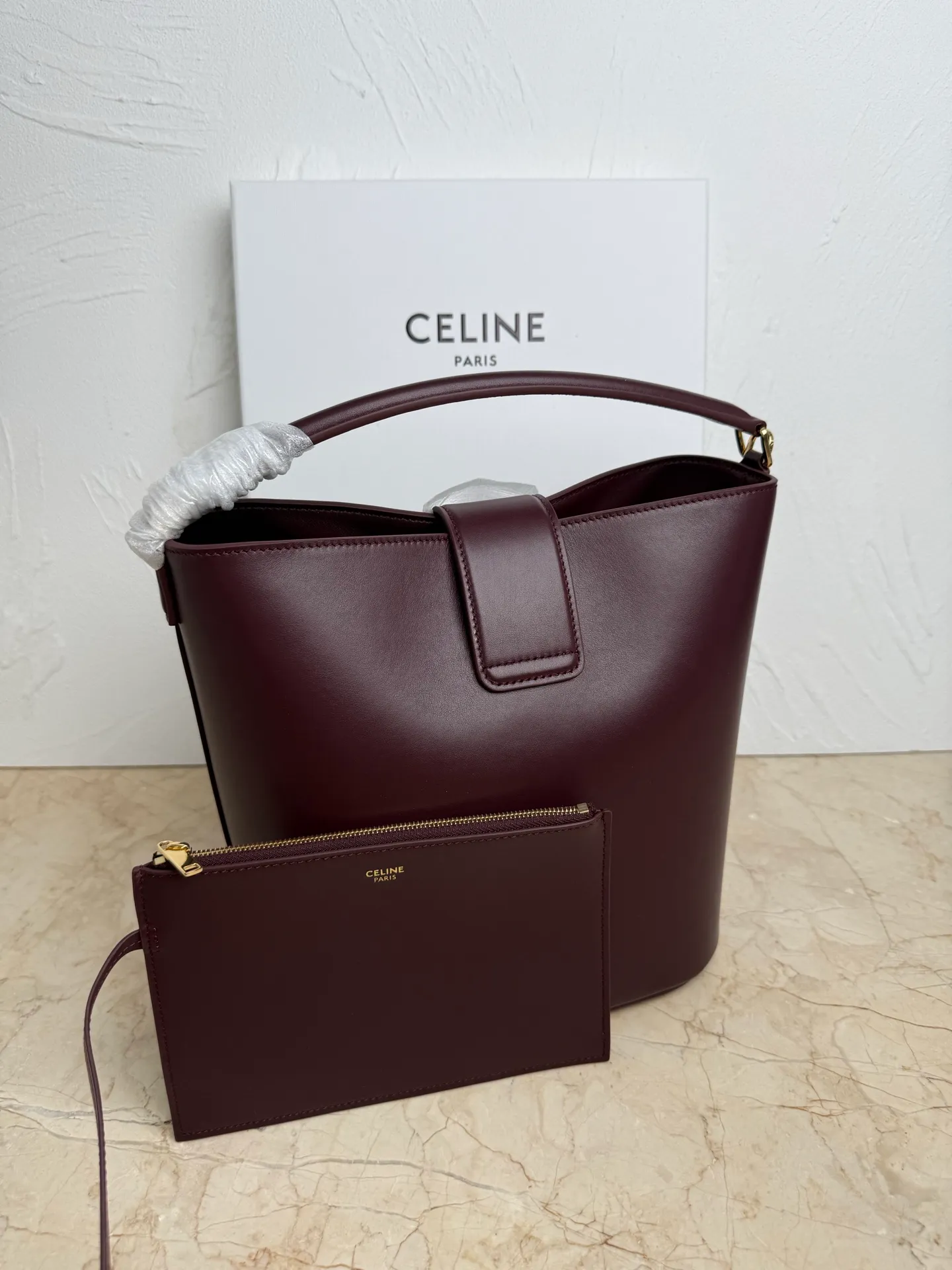 p1700CELINE LOUISE large cow leather handbag 24s new Louise bucket bag 🅰🅰🅰 Those who have planted 16 bucket bags before have a look 😍 This year, the lock of this Louise has added the Arc de Triomphe element, which enhances the recognition of this bucket bag and is more fashionable and refined. It can meet the three needs of hand carry / crossbody / shoulder carry and the capacity is very considerable Daily commuting/business trip/office is completely stress-free. If you like Baozi, rest assured~👏 Cow leather, sheep leather lining, gold finish, hand-held, shoulder and cross-body, leather flap with TRIOMPHE magnetic buckle, 1 inner detachable zipper pocket, detachable and adjustable shoulder strap, minimum length 50cm, maximum length 57cm Dimensions: 28 X 24 X 16 cm Number: 116613FX9.38NO