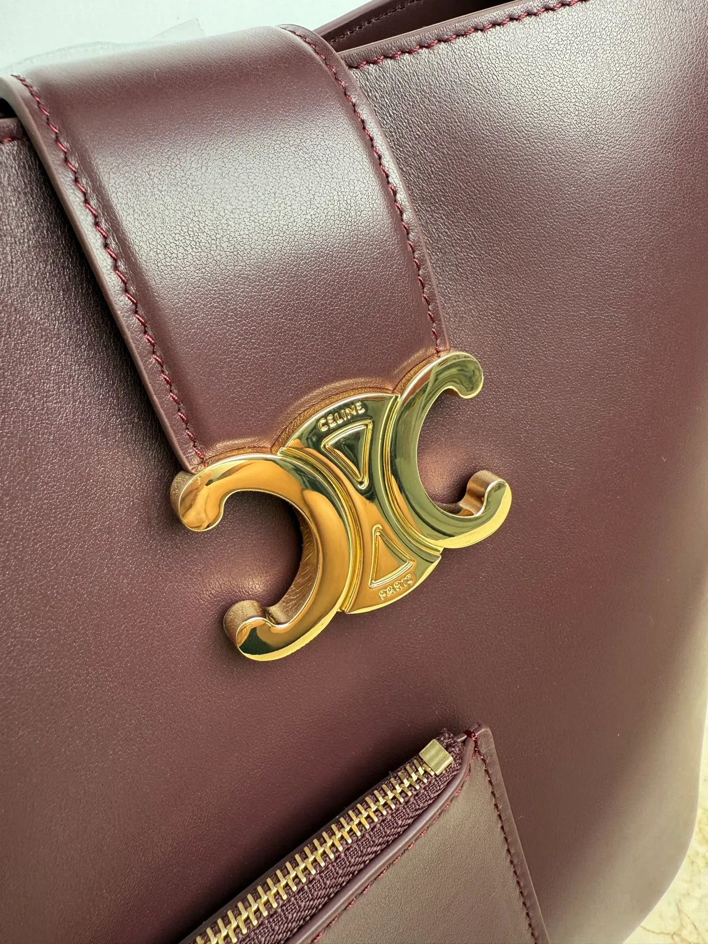 p1700CELINE LOUISE large cow leather handbag 24s new Louise bucket bag 🅰🅰🅰 Those who have planted 16 bucket bags before have a look 😍 This year, the lock of this Louise has added the Arc de Triomphe element, which enhances the recognition of this bucket bag and is more fashionable and refined. It can meet the three needs of hand carry / crossbody / shoulder carry and the capacity is very considerable Daily commuting/business trip/office is completely stress-free. If you like Baozi, rest assured~👏 Cow leather, sheep leather lining, gold finish, hand-held, shoulder and cross-body, leather flap with TRIOMPHE magnetic buckle, 1 inner detachable zipper pocket, detachable and adjustable shoulder strap, minimum length 50cm, maximum length 57cm Dimensions: 28 X 24 X 16 cm Number: 116613FX9.38NO