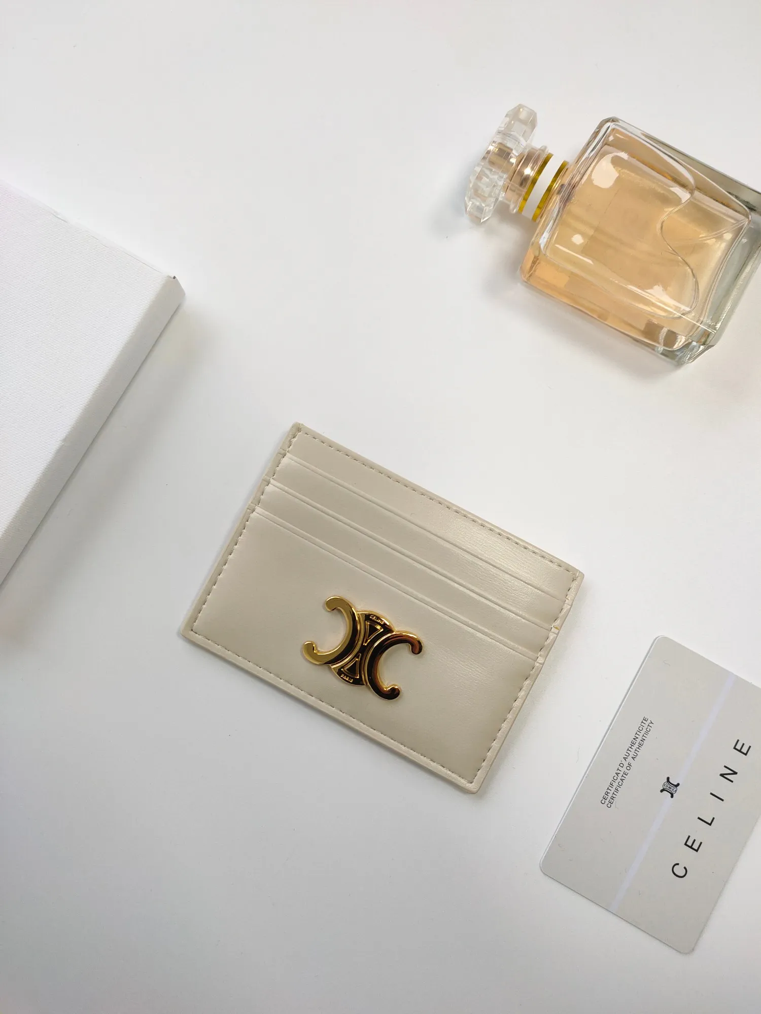💰90💰CELINE's new embossed logo card holder, made of first-layer cowhide, two card slots + one middle pocket Style number: 10L833 Size: 10.5×7cm
