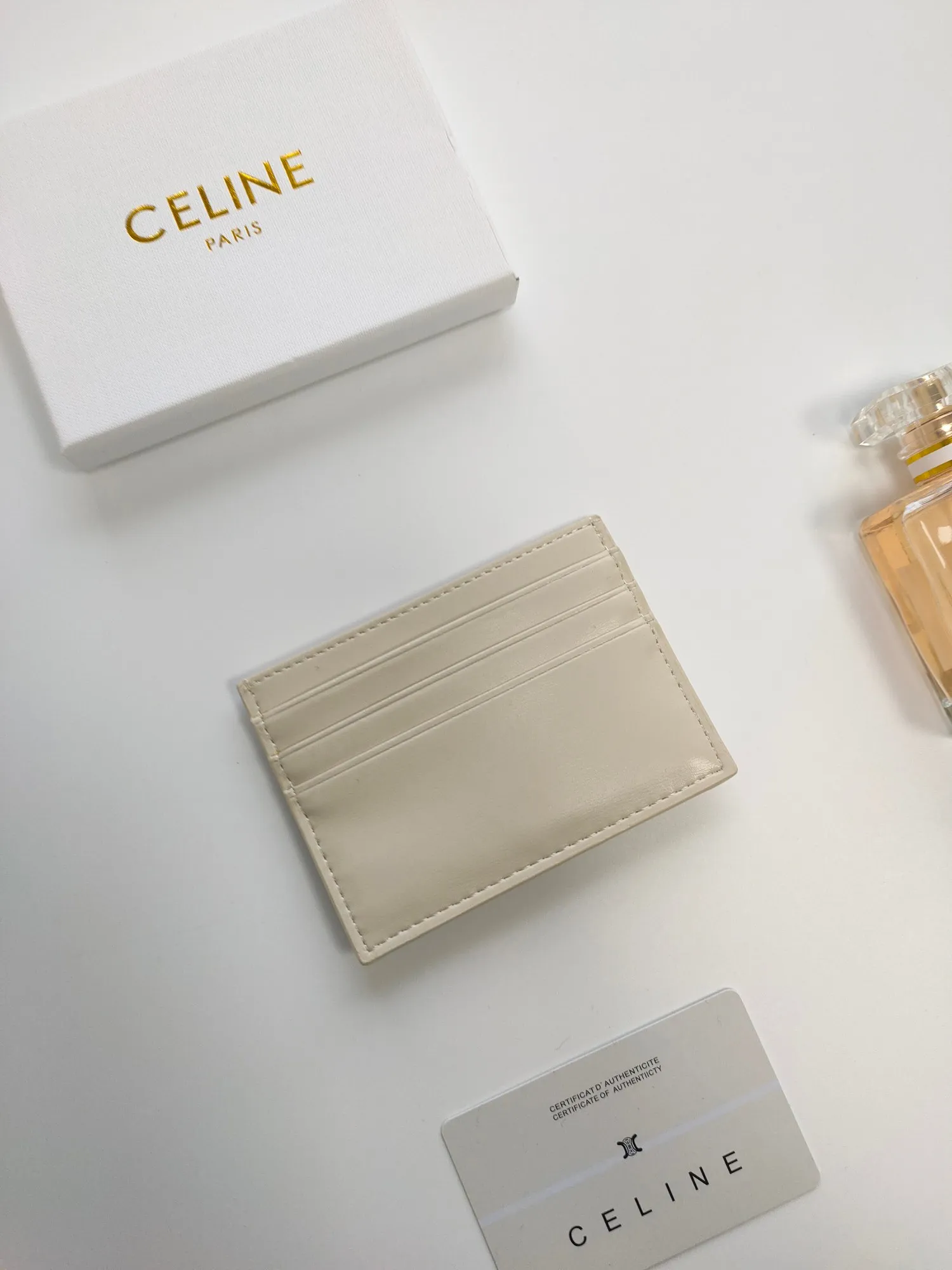 💰90💰CELINE's new embossed logo card holder, made of first-layer cowhide, two card slots + one middle pocket Style number: 10L833 Size: 10.5×7cm