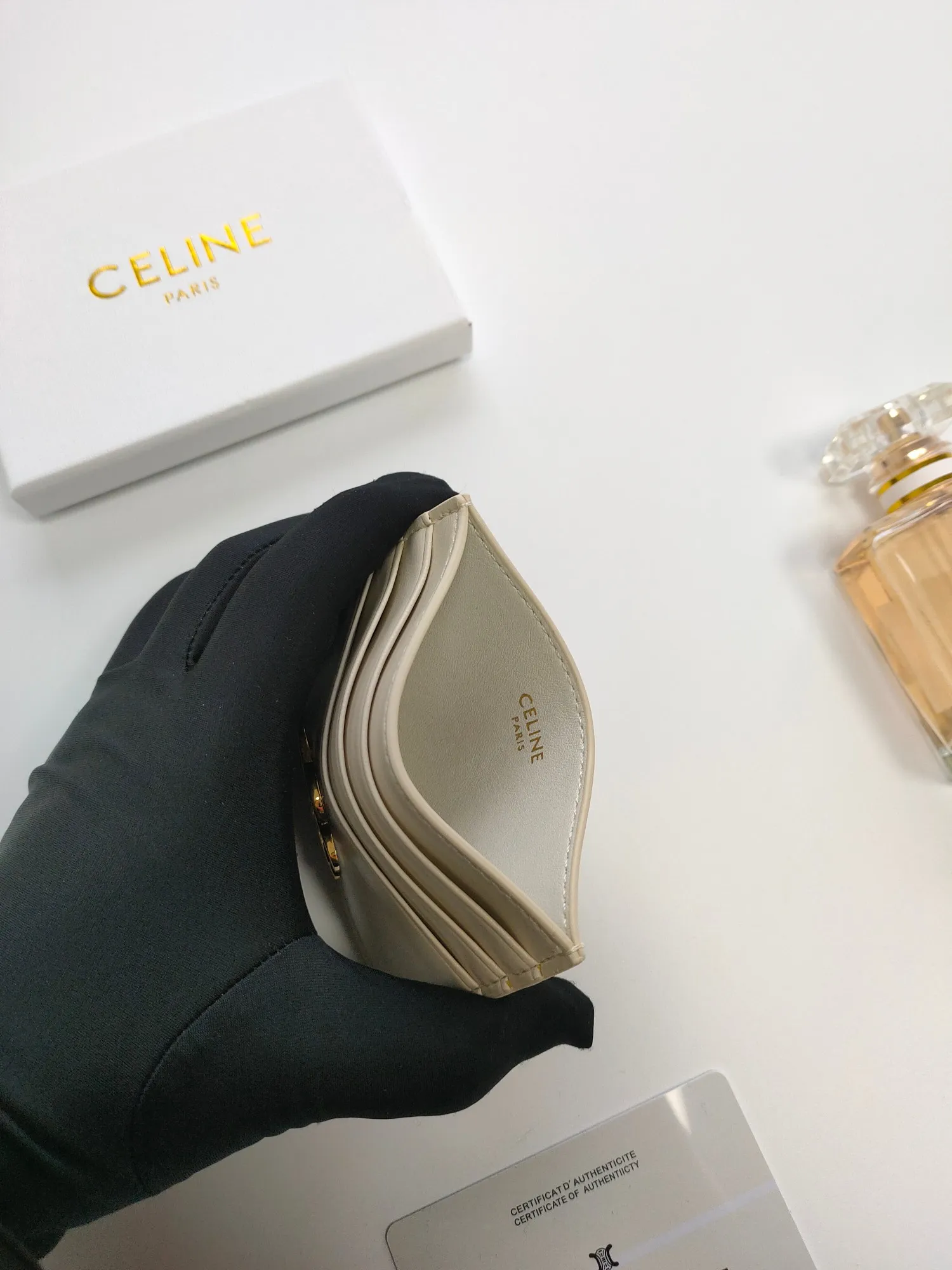 💰90💰CELINE's new embossed logo card holder, made of first-layer cowhide, two card slots + one middle pocket Style number: 10L833 Size: 10.5×7cm