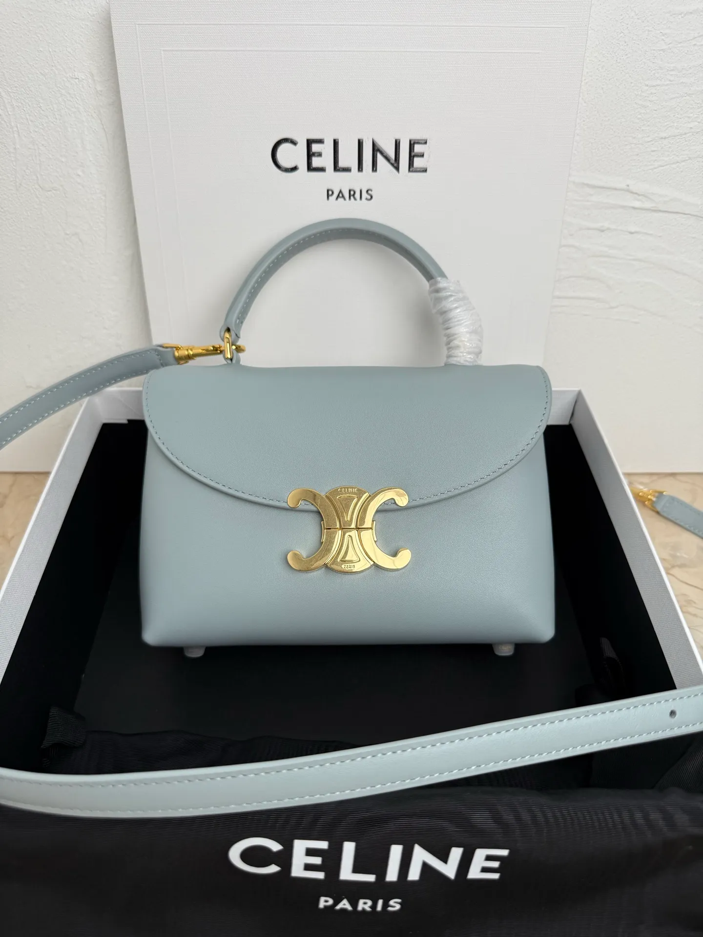 p1500 new product online 🅰️🅰️CE Arc de Triomphe kelly handbag 👜 The new Arc de Triomphe storage bag is full of high-end feeling! Simple and exquisite outline, whether it is calm black, low-key brown, classic presbyopia color scheme, etc... all exude an unparalleled sense of luxury ❤️ The lines of kelly's classic shape are simple and elegant, without unnecessary decoration, showing the aesthetic charm🫶🏻 Style number: 118113 Size: 20.5x13x8 (with original packaging)