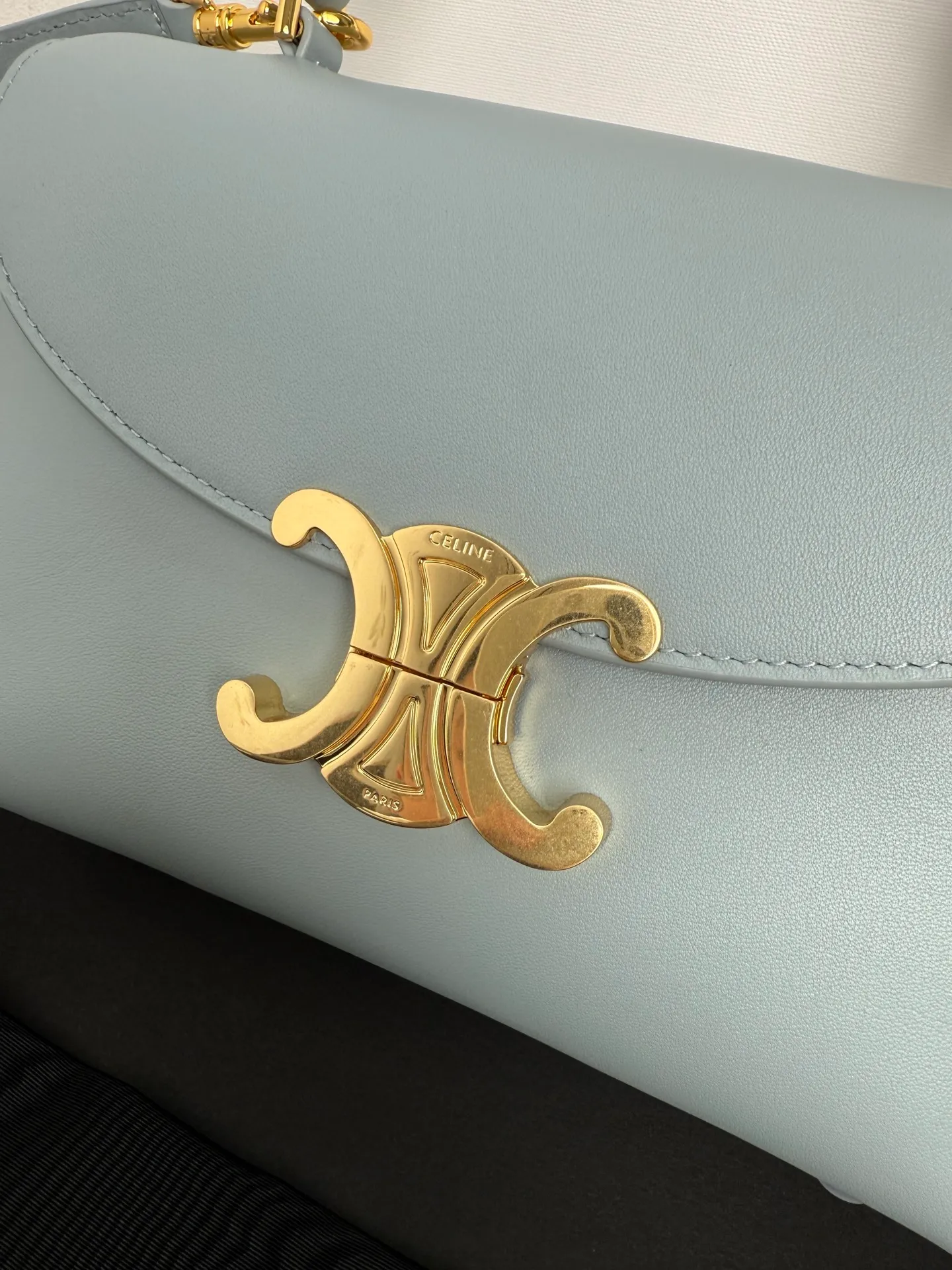 p1500 new product online 🅰️🅰️CE Arc de Triomphe kelly handbag 👜 The new Arc de Triomphe storage bag is full of high-end feeling! Simple and exquisite outline, whether it is calm black, low-key brown, classic presbyopia color scheme, etc... all exude an unparalleled sense of luxury ❤️ The lines of kelly's classic shape are simple and elegant, without unnecessary decoration, showing the aesthetic charm🫶🏻 Style number: 118113 Size: 20.5x13x8 (with original packaging)