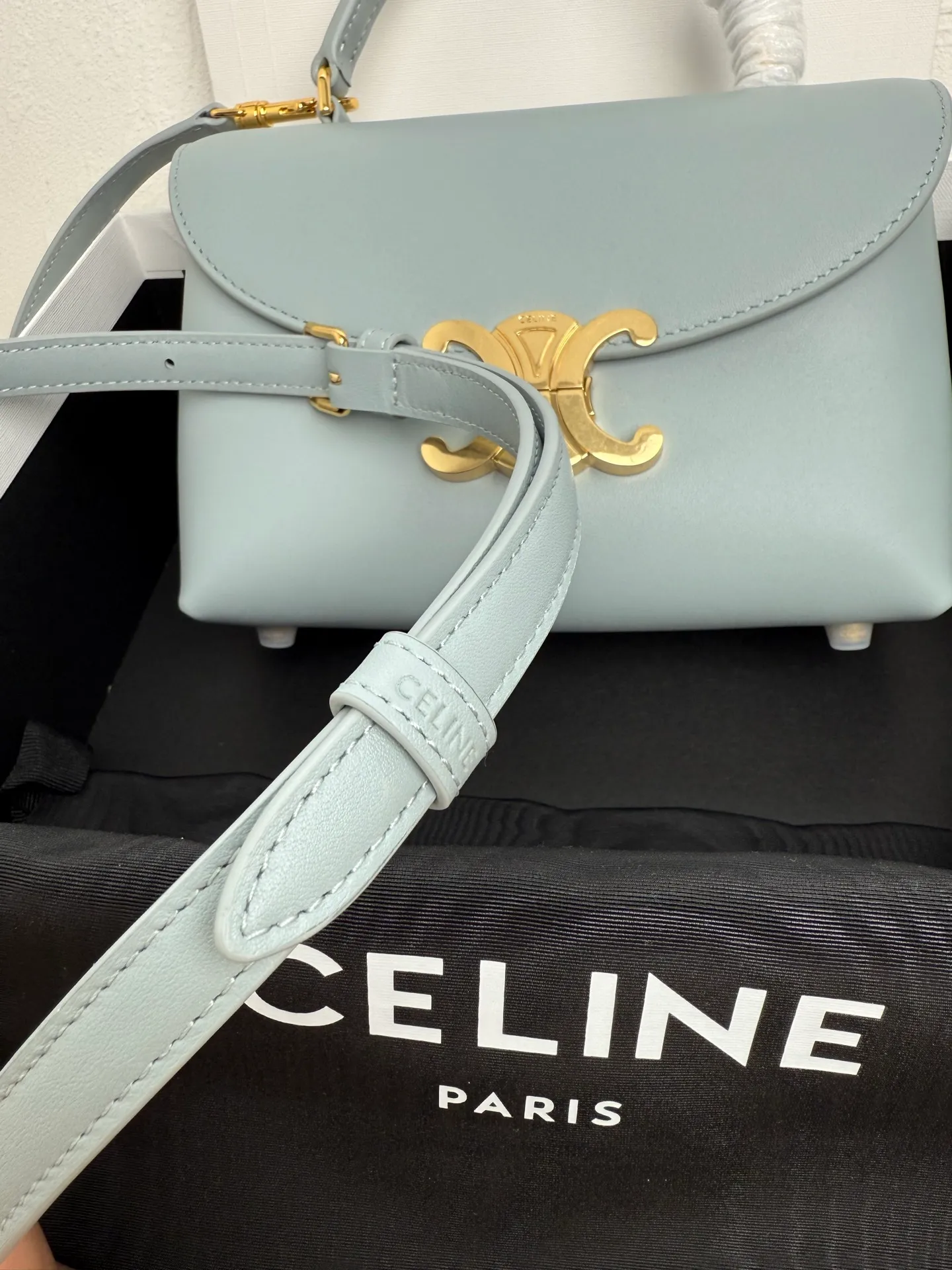 p1500 new product online 🅰️🅰️CE Arc de Triomphe kelly handbag 👜 The new Arc de Triomphe storage bag is full of high-end feeling! Simple and exquisite outline, whether it is calm black, low-key brown, classic presbyopia color scheme, etc... all exude an unparalleled sense of luxury ❤️ The lines of kelly's classic shape are simple and elegant, without unnecessary decoration, showing the aesthetic charm🫶🏻 Style number: 118113 Size: 20.5x13x8 (with original packaging)
