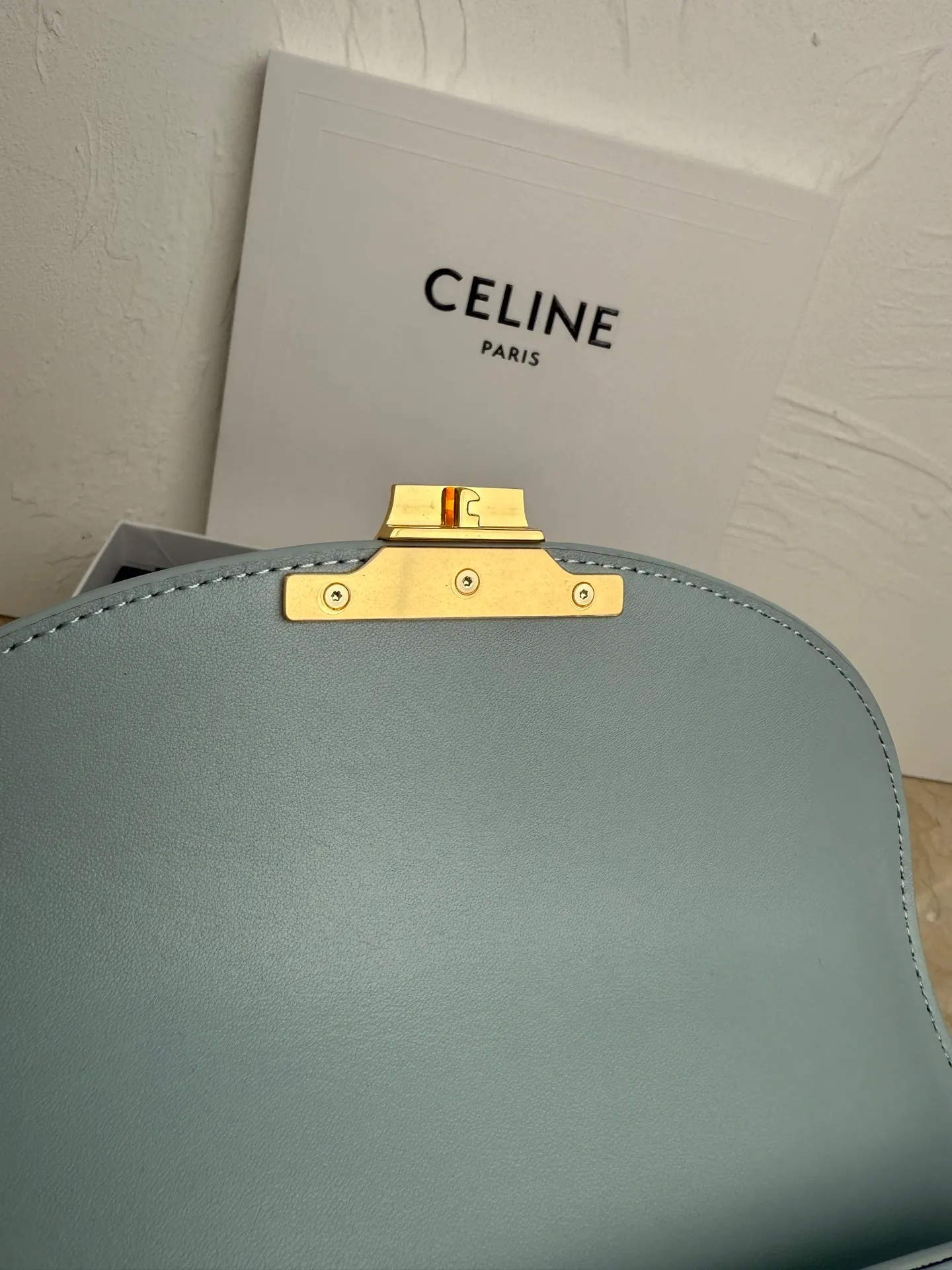 p1500 new product online 🅰️🅰️CE Arc de Triomphe kelly handbag 👜 The new Arc de Triomphe storage bag is full of high-end feeling! Simple and exquisite outline, whether it is calm black, low-key brown, classic presbyopia color scheme, etc... all exude an unparalleled sense of luxury ❤️ The lines of kelly's classic shape are simple and elegant, without unnecessary decoration, showing the aesthetic charm🫶🏻 Style number: 118113 Size: 20.5x13x8 (with original packaging)