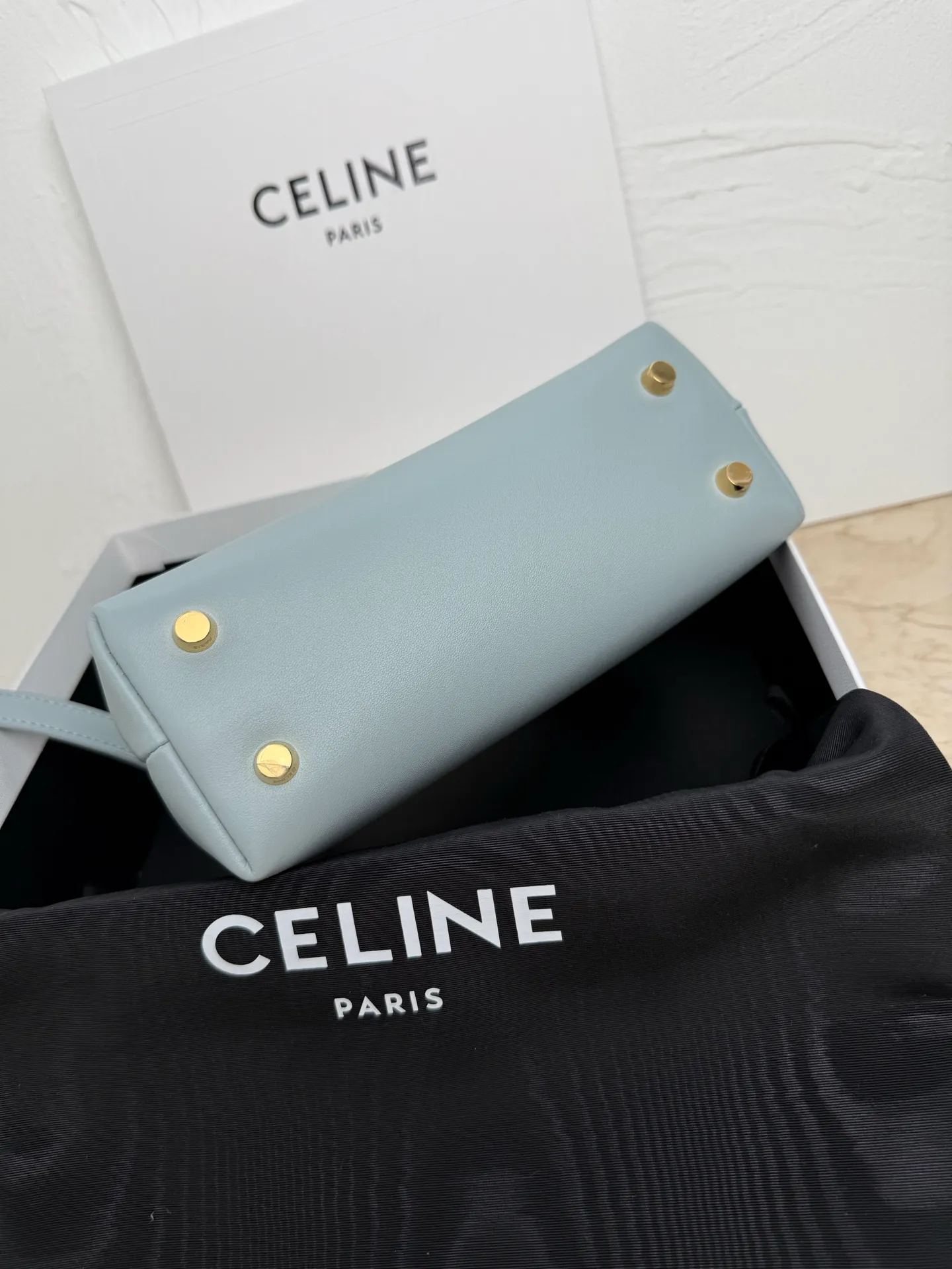 p1500 new product online 🅰️🅰️CE Arc de Triomphe kelly handbag 👜 The new Arc de Triomphe storage bag is full of high-end feeling! Simple and exquisite outline, whether it is calm black, low-key brown, classic presbyopia color scheme, etc... all exude an unparalleled sense of luxury ❤️ The lines of kelly's classic shape are simple and elegant, without unnecessary decoration, showing the aesthetic charm🫶🏻 Style number: 118113 Size: 20.5x13x8 (with original packaging)