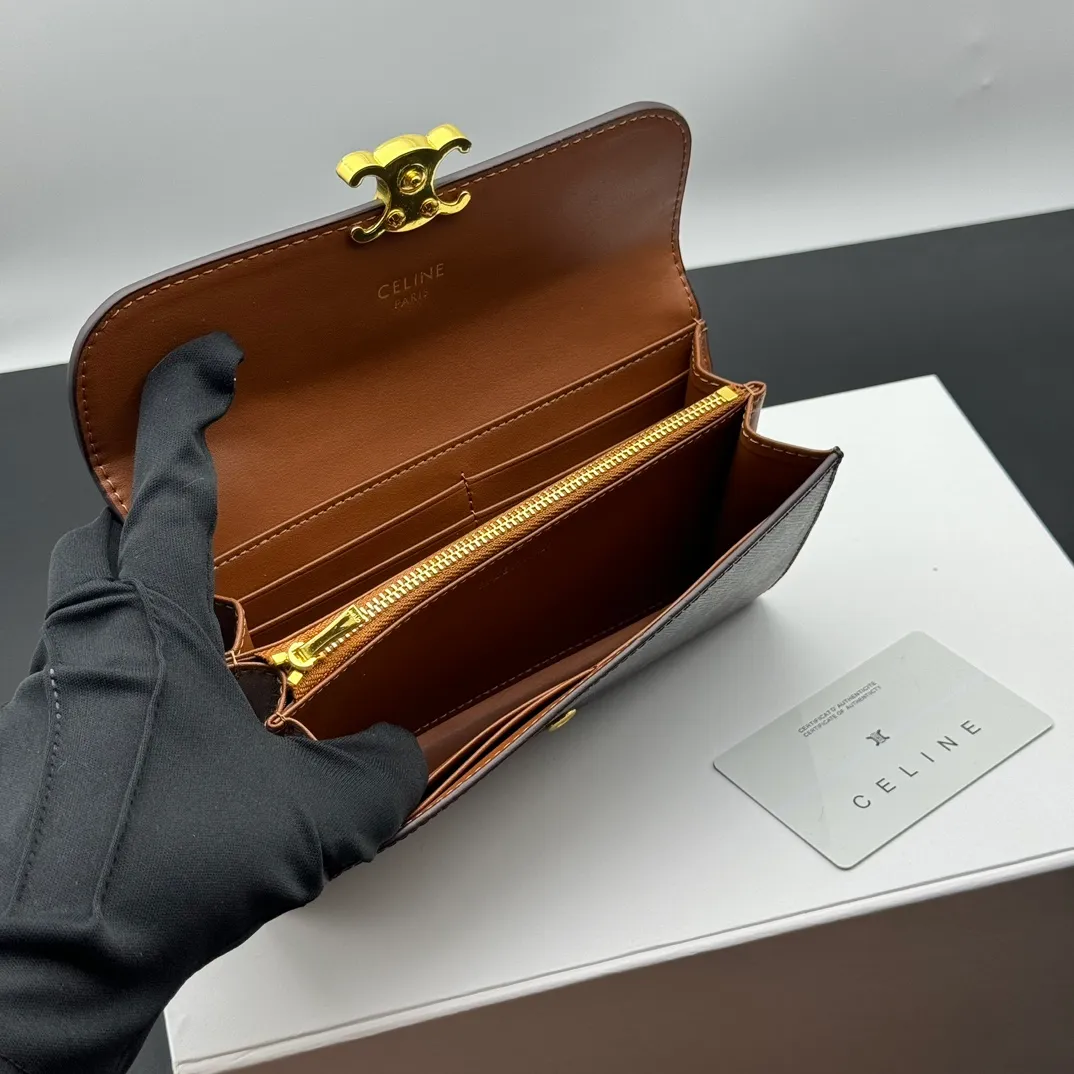 💰210 💎Upgraded original version💖 With top layer leather 𝗖𝗘𝗟𝗜𝗡𝗘 | 𝗧𝗥𝗜𝗢𝗠𝗣𝗛𝗘 Celine Arc de Triomphe Wallet💖 TRIOMPHE metallic snap button, 1 zipper pocket, 2 gusset partitions, 1 flat pocket, 12 card slots. Style number: C10E313 Size: 19X10