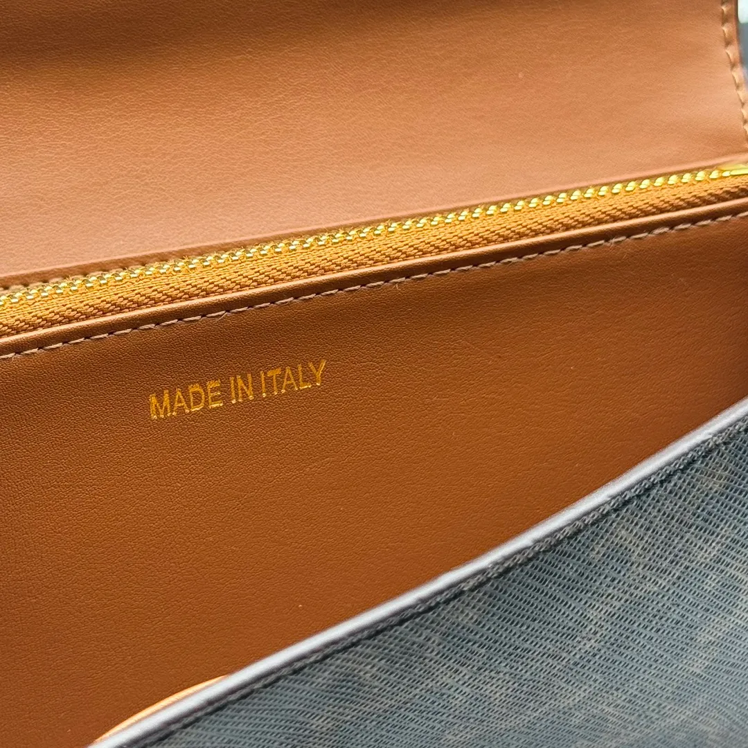 💰210 💎Upgraded original version💖 With top layer leather 𝗖𝗘𝗟𝗜𝗡𝗘 | 𝗧𝗥𝗜𝗢𝗠𝗣𝗛𝗘 Celine Arc de Triomphe Wallet💖 TRIOMPHE metallic snap button, 1 zipper pocket, 2 gusset partitions, 1 flat pocket, 12 card slots. Style number: C10E313 Size: 19X10