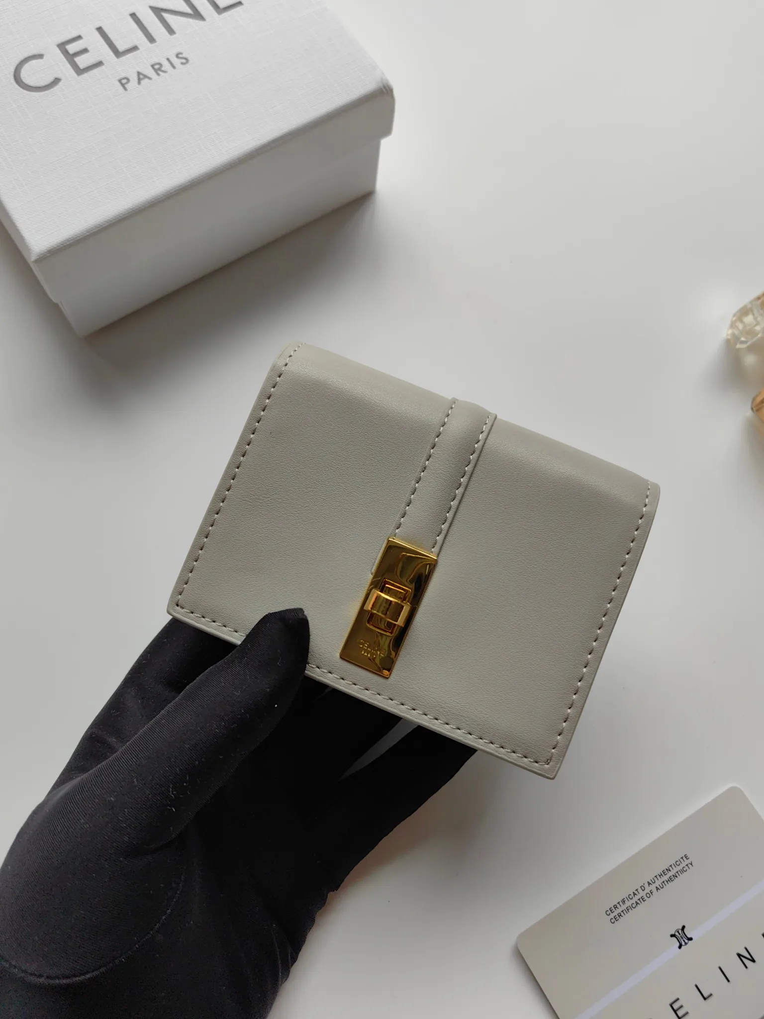 💰130, Celine's new card holder, TRIOMPHE flip card holder, classic pattern with plain microfiber inside, rotating lock closure, 1 thickened main compartment, 2 inner card slots. No.: 10M473 Size: 10.5x8.5x3 cm