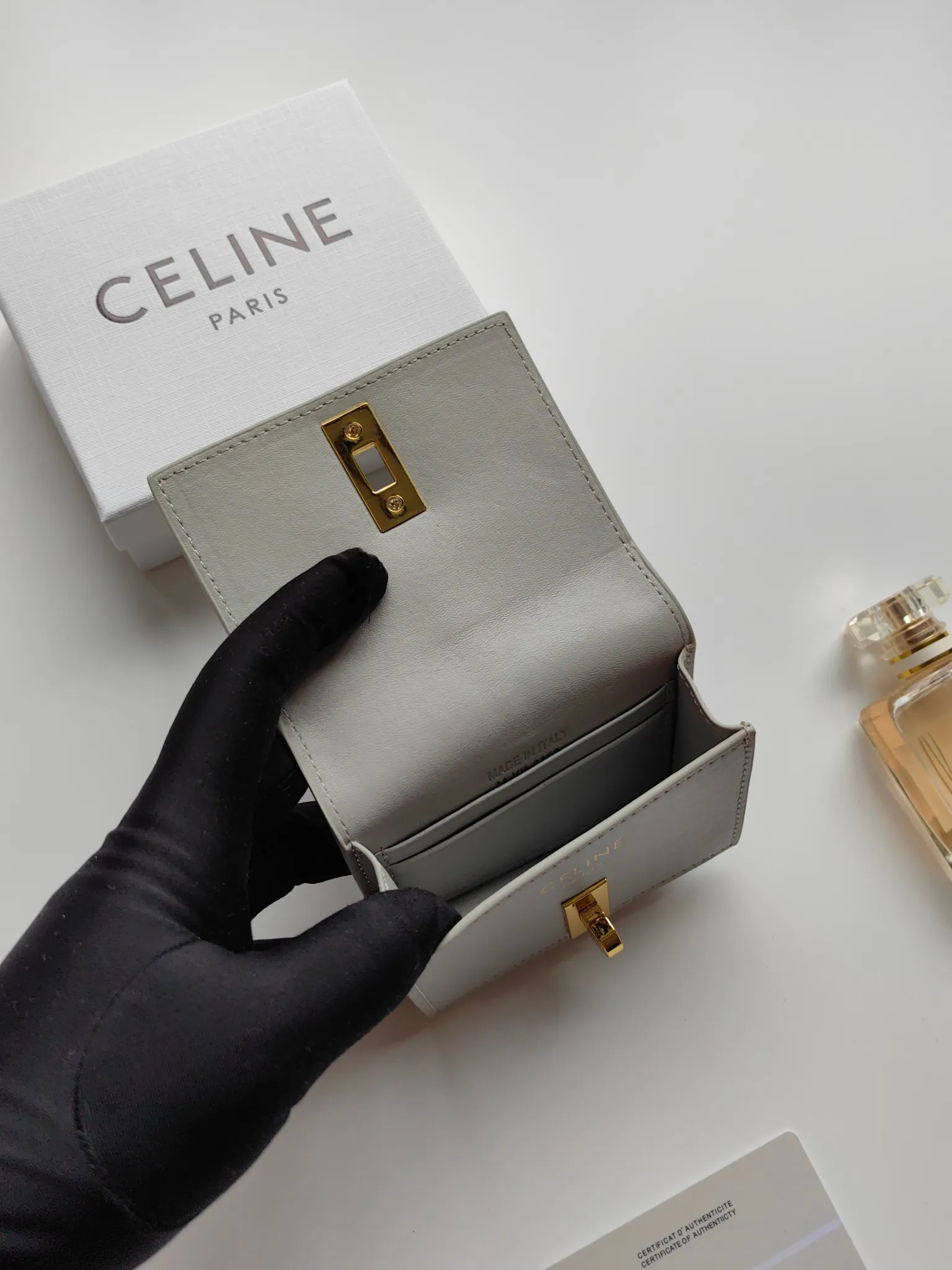 💰130, Celine's new card holder, TRIOMPHE flip card holder, classic pattern with plain microfiber inside, rotating lock closure, 1 thickened main compartment, 2 inner card slots. No.: 10M473 Size: 10.5x8.5x3 cm