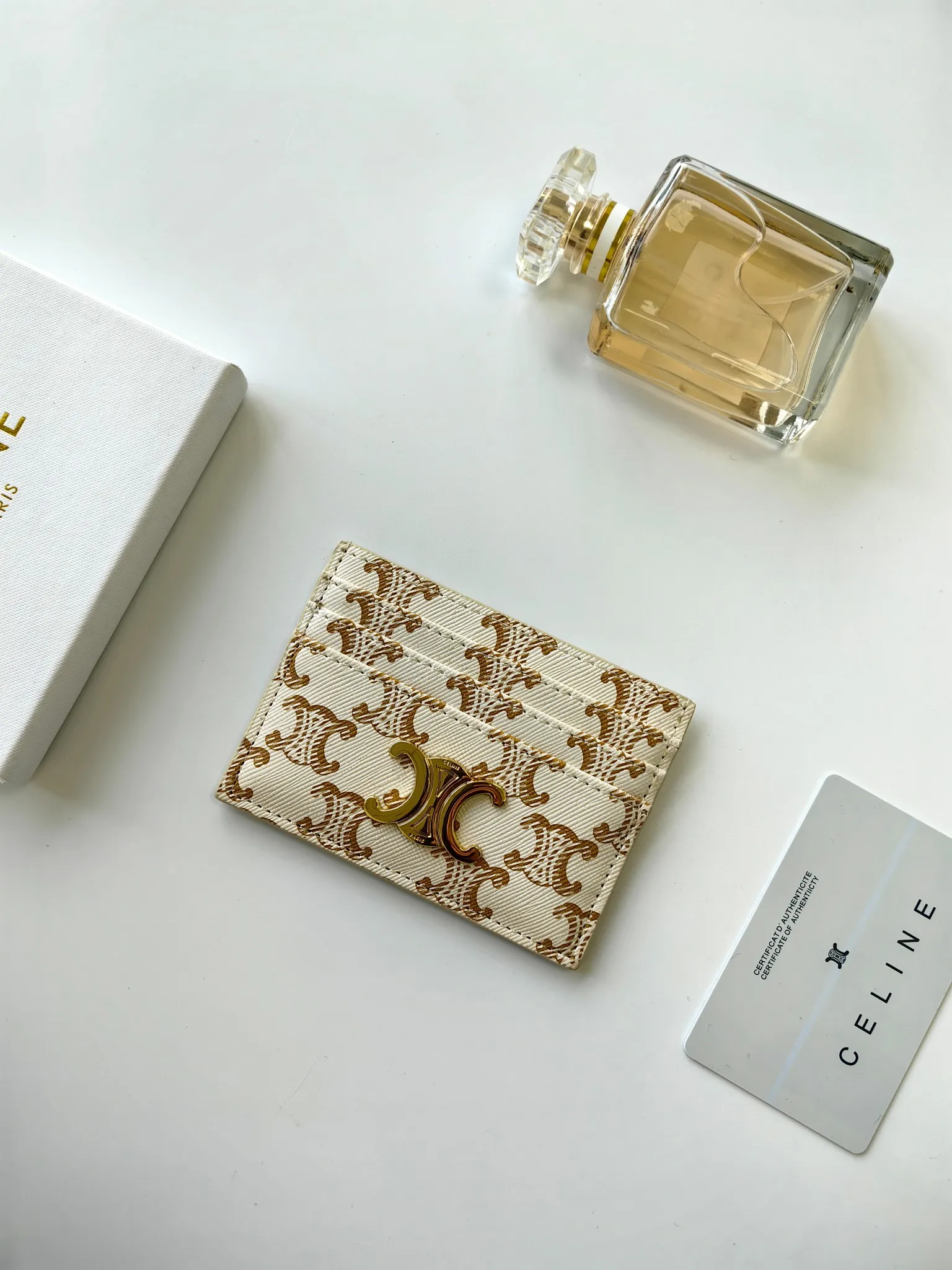💰100💰CELINE's new embossed logo card holder, made of first-layer cowhide, two card slots + one middle pocket. Style number: 10L833 Size: 10.5×7cm
