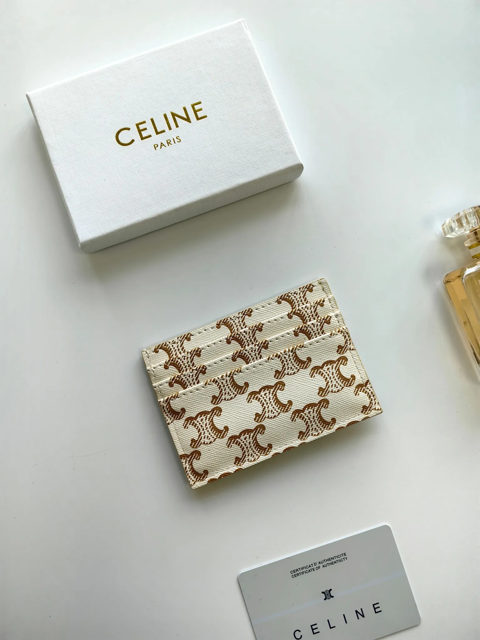 💰100💰CELINE's new embossed logo card holder, made of first-layer cowhide, two card slots + one middle pocket. Style number: 10L833 Size: 10.5×7cm