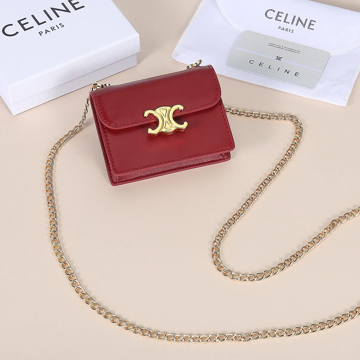 💰140, Celine's new chain TRIOMPHE business card bag, which can be worn cross-body, has a large cowhide surface with plain microfiber, gold-finished TRIOMPHE metal snap closure, 1 thickened main compartment, and 3 inner card slots. No.: 10N062 Size: 10.5x8.5x3 cm