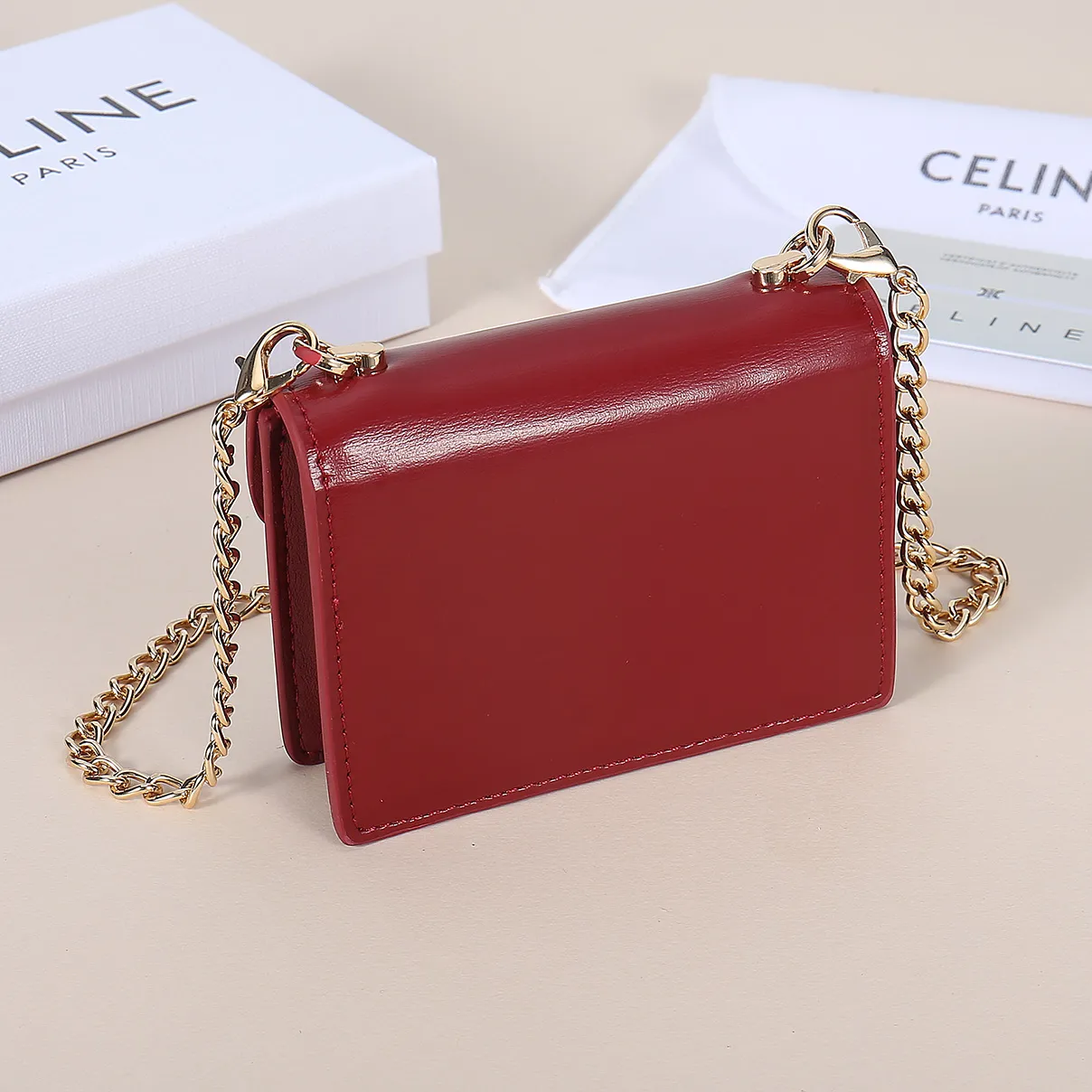 💰140, Celine's new chain TRIOMPHE business card bag, which can be worn cross-body, has a large cowhide surface with plain microfiber, gold-finished TRIOMPHE metal snap closure, 1 thickened main compartment, and 3 inner card slots. No.: 10N062 Size: 10.5x8.5x3 cm