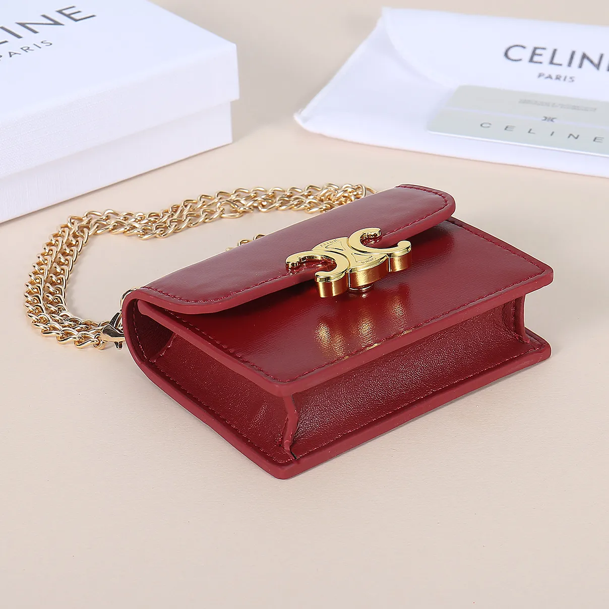 💰140, Celine's new chain TRIOMPHE business card bag, which can be worn cross-body, has a large cowhide surface with plain microfiber, gold-finished TRIOMPHE metal snap closure, 1 thickened main compartment, and 3 inner card slots. No.: 10N062 Size: 10.5x8.5x3 cm