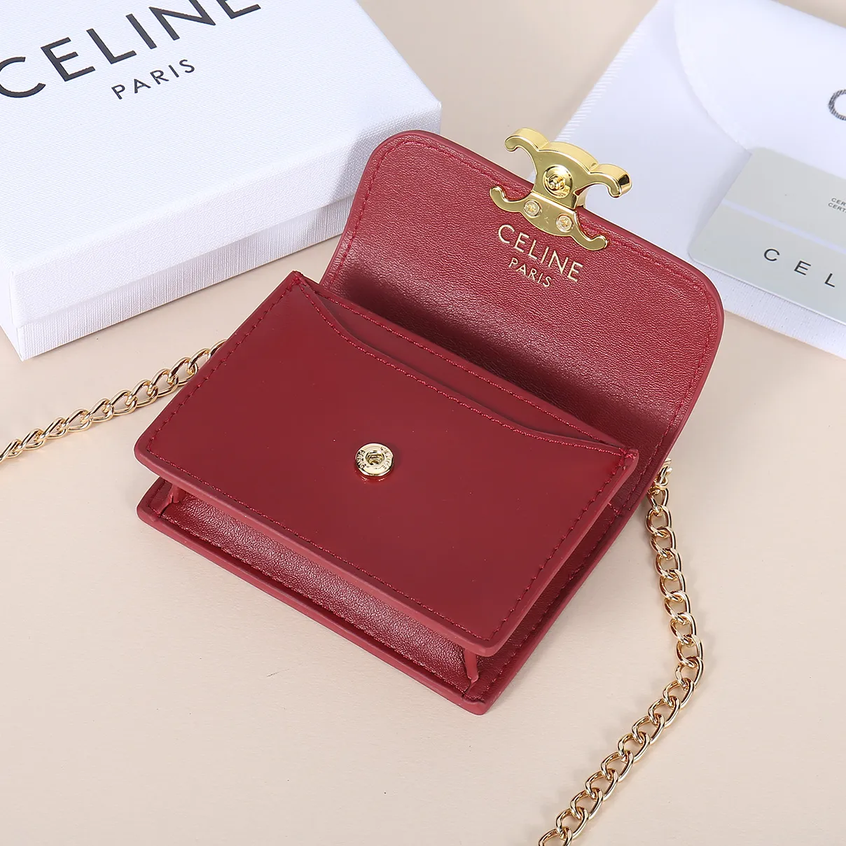 💰140, Celine's new chain TRIOMPHE business card bag, which can be worn cross-body, has a large cowhide surface with plain microfiber, gold-finished TRIOMPHE metal snap closure, 1 thickened main compartment, and 3 inner card slots. No.: 10N062 Size: 10.5x8.5x3 cm