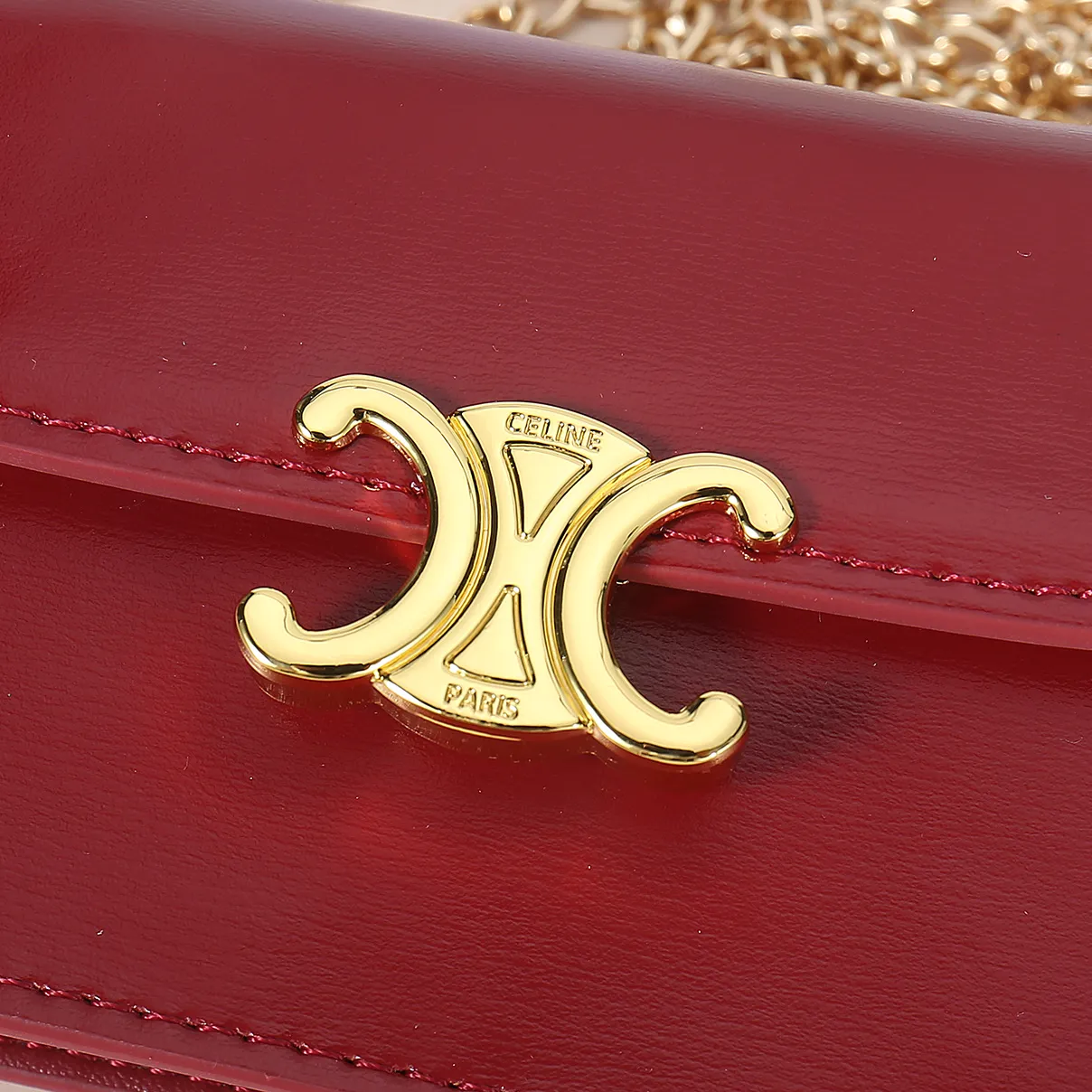 💰140, Celine's new chain TRIOMPHE business card bag, which can be worn cross-body, has a large cowhide surface with plain microfiber, gold-finished TRIOMPHE metal snap closure, 1 thickened main compartment, and 3 inner card slots. No.: 10N062 Size: 10.5x8.5x3 cm