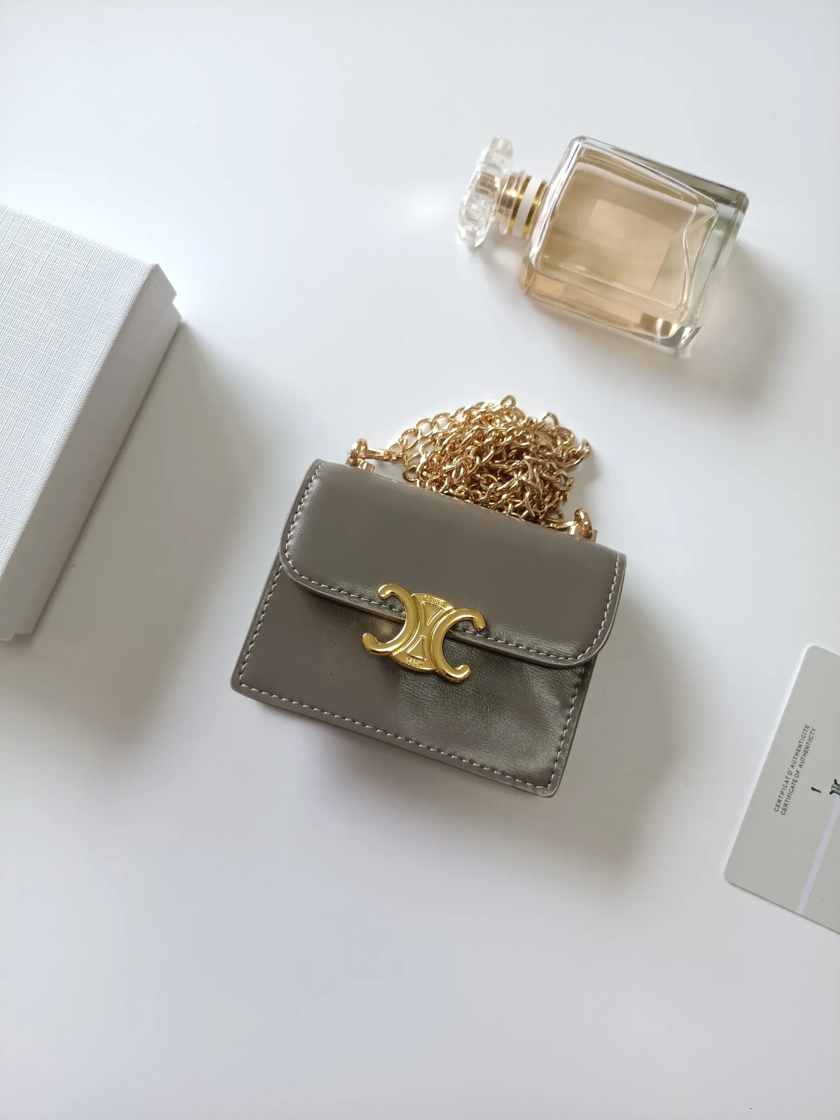 💰160 Celine's new chain TRIOMPHE business card bag, which can be worn cross-body, has a classic pattern with plain microfiber on the inside, gold-finished TRIOMPHE metal snap closure, 1 thickened main compartment, and 3 inner card slots. No.: 10N062 Size: 10.5x8.5x3 cm
