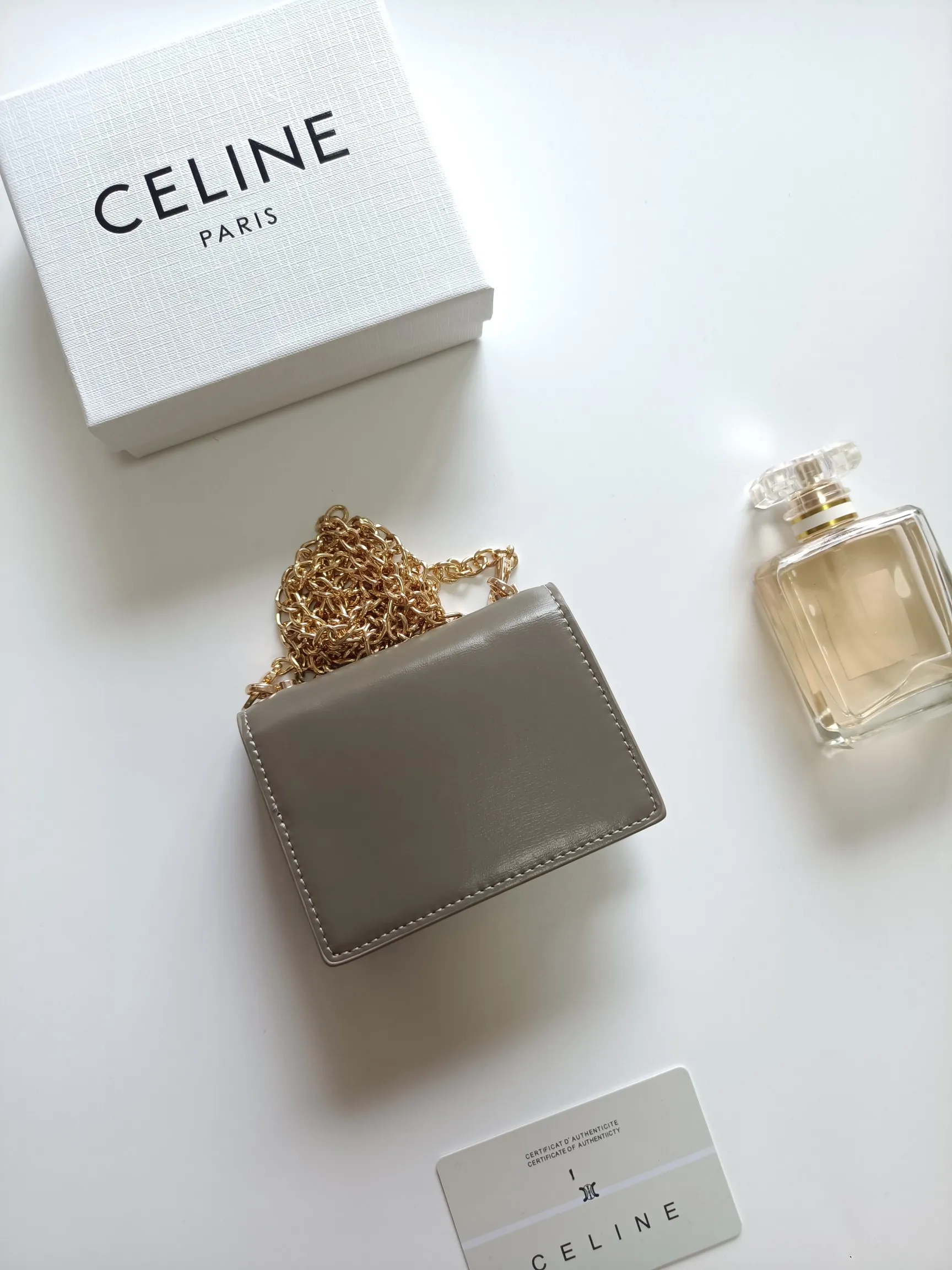 💰160 Celine's new chain TRIOMPHE business card bag, which can be worn cross-body, has a classic pattern with plain microfiber on the inside, gold-finished TRIOMPHE metal snap closure, 1 thickened main compartment, and 3 inner card slots. No.: 10N062 Size: 10.5x8.5x3 cm