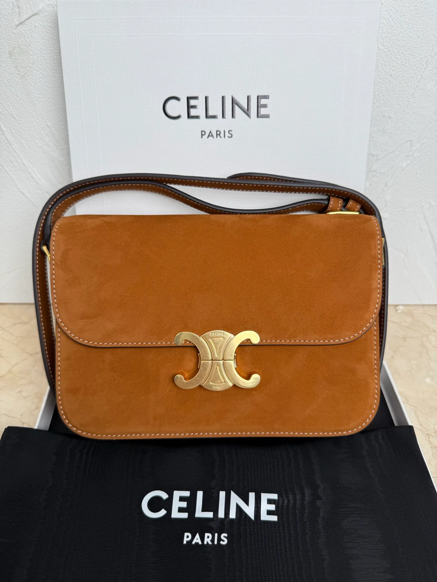 p1760 The definition of the new concept of the Arc de Triomphe adds Parisian elements, retro style, noble temperament, is recognized again in the fashion field, and is loved by many stars. Classics are re-innovated, and the classic buckle exquisite design is once again reinvented. It is in line with the forefront of fashion ✔️ Pure sheepskin on the outside and pure sheepskin on the inside. The classic black gold is timeless and can be matched with any style. Size: Size: 22-16-8 Style number: 187366