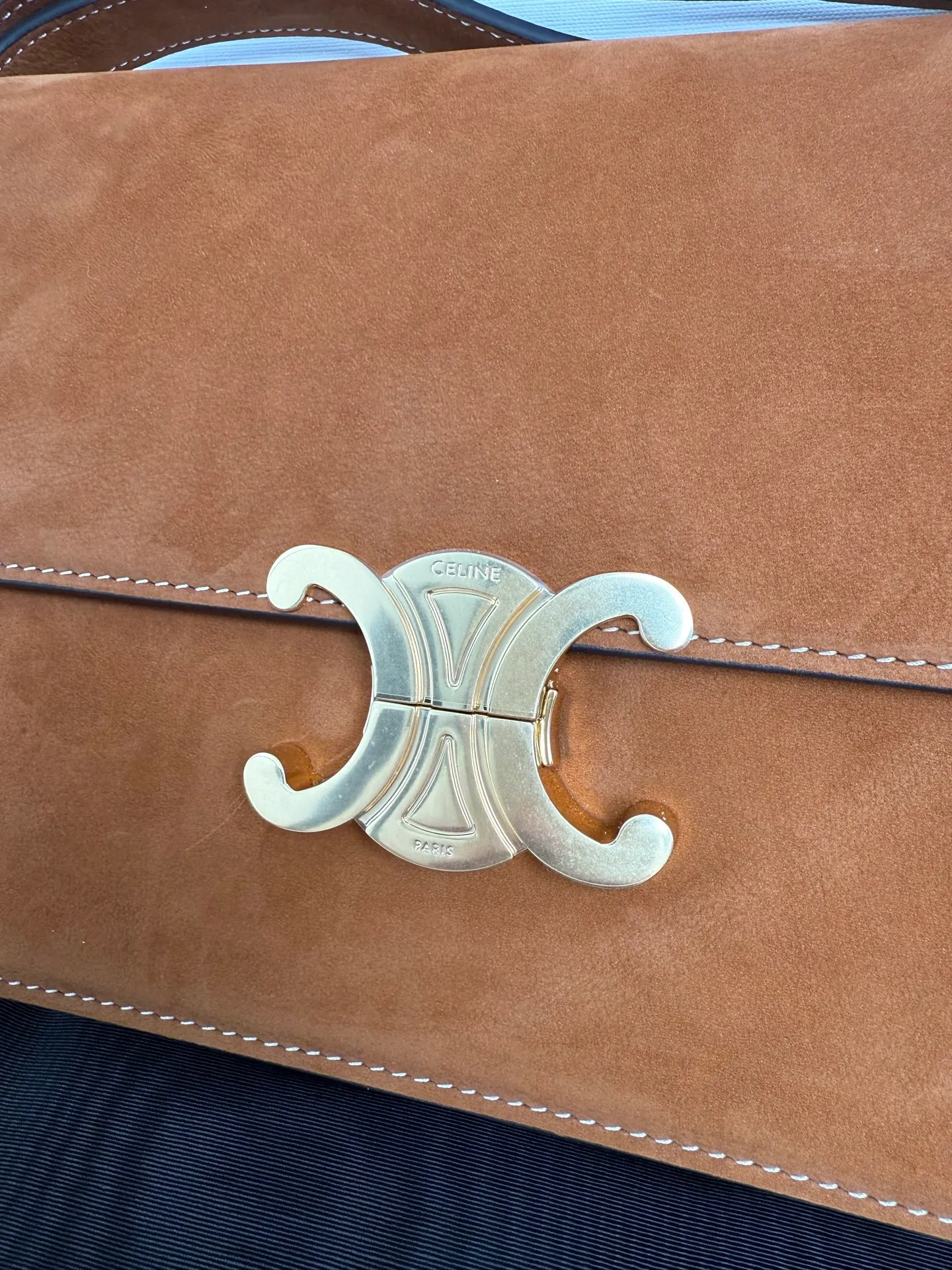 p1760 The definition of the new concept of the Arc de Triomphe adds Parisian elements, retro style, noble temperament, is recognized again in the fashion field, and is loved by many stars. Classics are re-innovated, and the classic buckle exquisite design is once again reinvented. It is in line with the forefront of fashion ✔️ Pure sheepskin on the outside and pure sheepskin on the inside. The classic black gold is timeless and can be matched with any style. Size: Size: 22-16-8 Style number: 187366