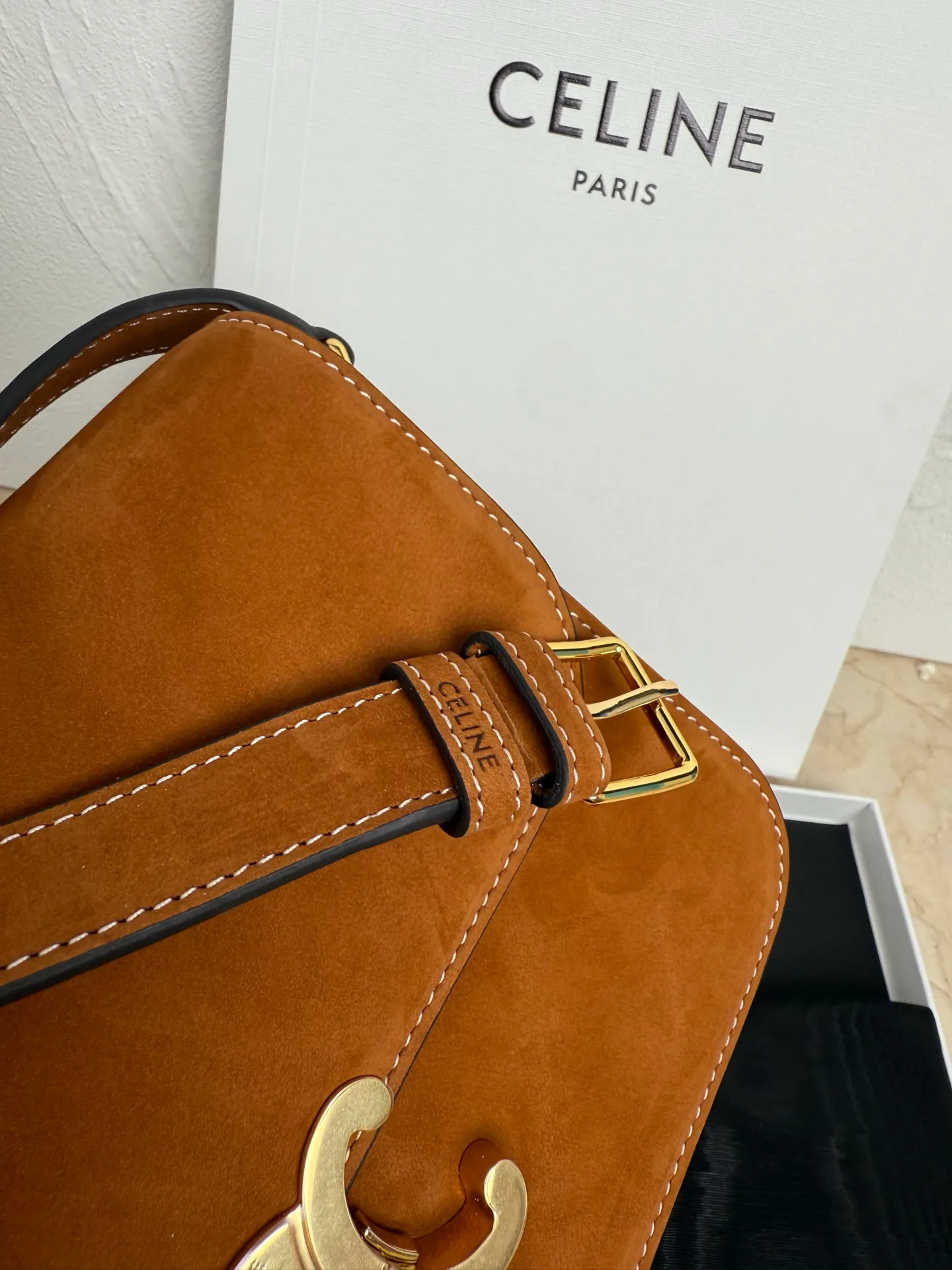 p1760 The definition of the new concept of the Arc de Triomphe adds Parisian elements, retro style, noble temperament, is recognized again in the fashion field, and is loved by many stars. Classics are re-innovated, and the classic buckle exquisite design is once again reinvented. It is in line with the forefront of fashion ✔️ Pure sheepskin on the outside and pure sheepskin on the inside. The classic black gold is timeless and can be matched with any style. Size: Size: 22-16-8 Style number: 187366