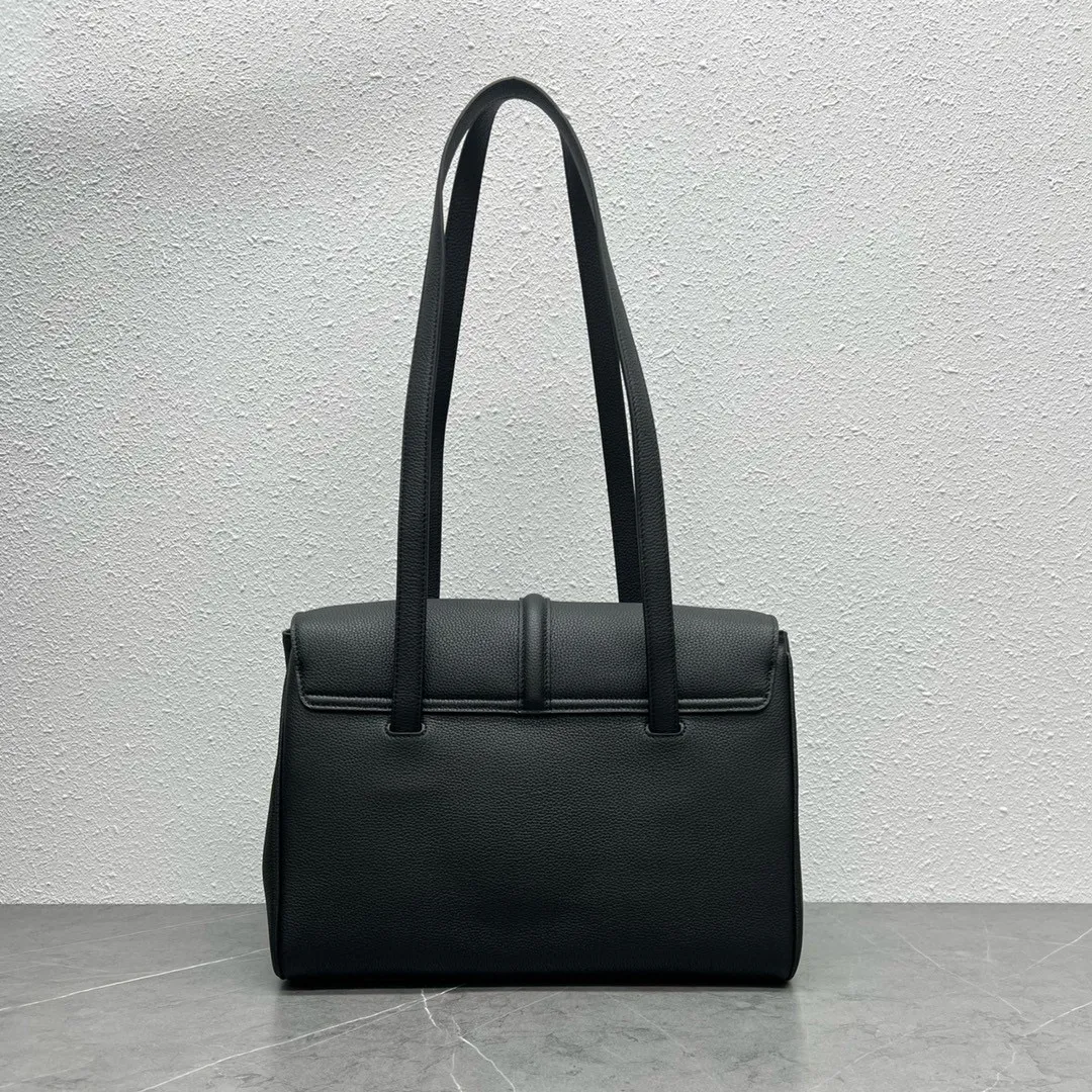 The Soft16 small size attracts a lot of attention. Little fairies who thought the large size was too big before can definitely buy this size. The small size is more everyday, seemingly simple but very eye-catching, low-key and fashionable ~ light weight, soft and comfortable leather, stylish and three-dimensional, a must-have for autumn and winter! Size: 32.5×23×14 Style number: 195543 Black with lychee pattern