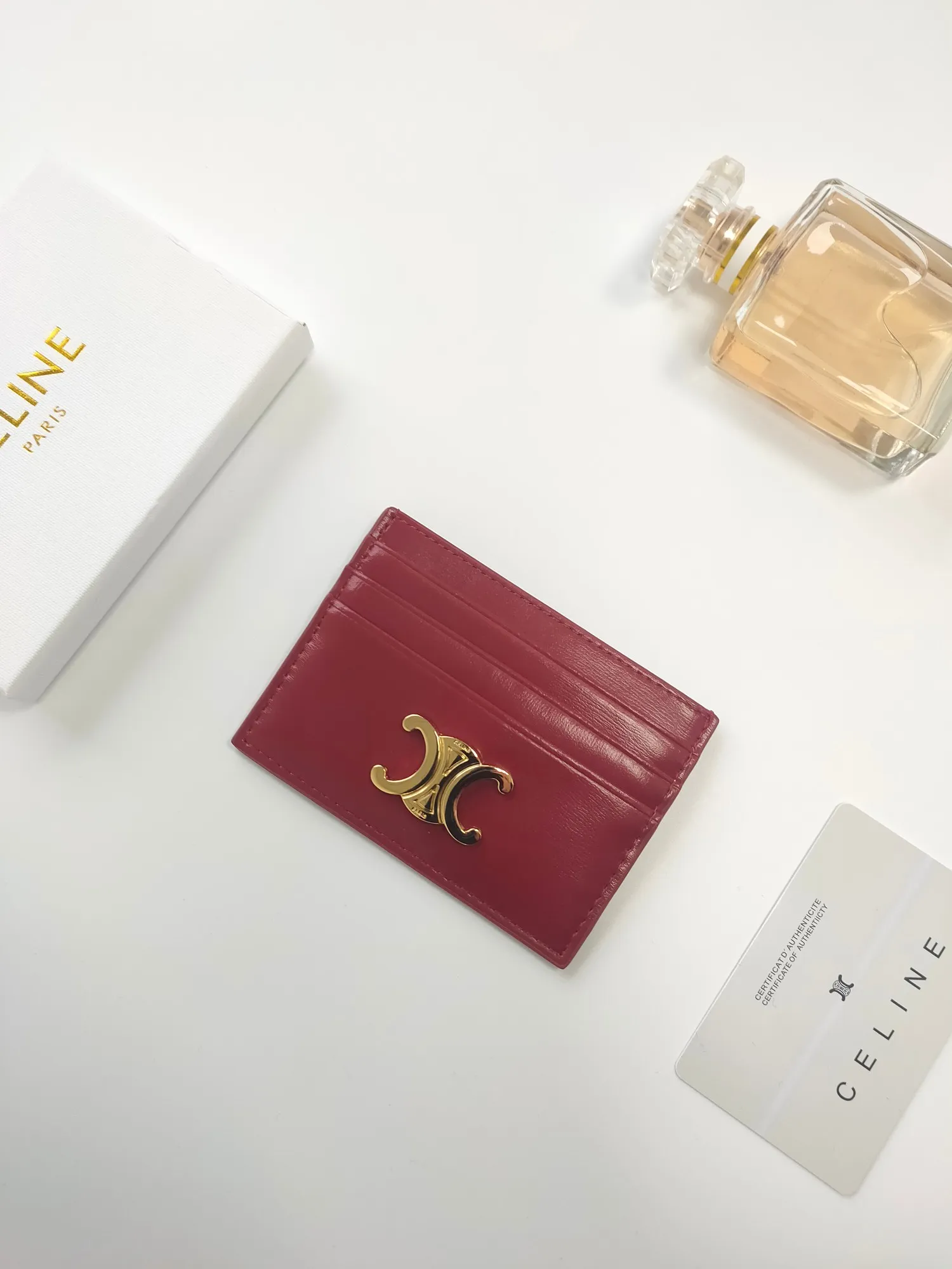 💰90💰CELINE's new embossed logo card holder, made of first-layer cowhide, two card slots + one middle pocket Style number: 10L833 Size: 10.5×7cm