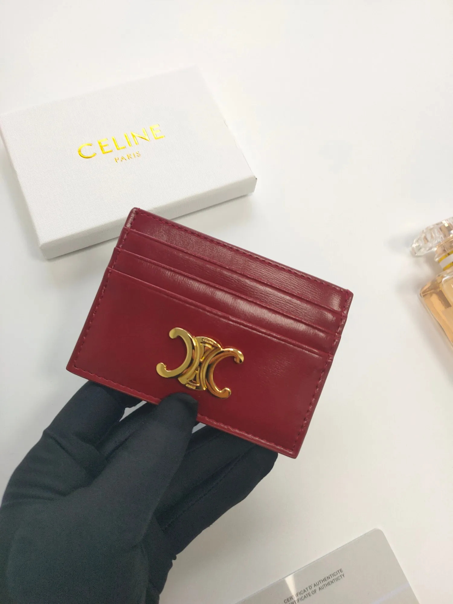 💰90💰CELINE's new embossed logo card holder, made of first-layer cowhide, two card slots + one middle pocket Style number: 10L833 Size: 10.5×7cm