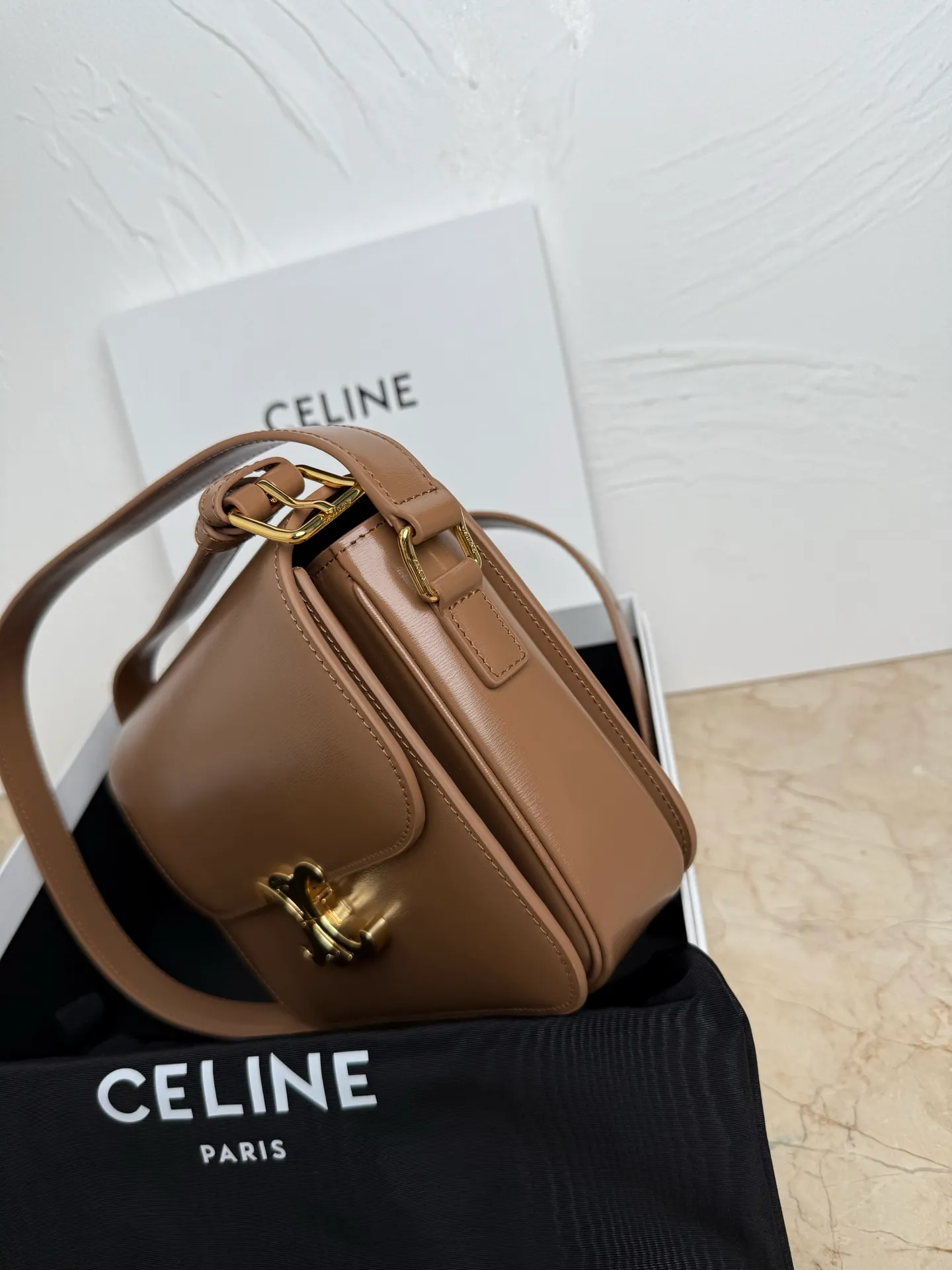 p1760 The definition of the new concept of the Arc de Triomphe adds Parisian elements, retro style, noble temperament, is recognized again in the fashion field, and is loved by many stars. Classics are re-innovated, and the classic buckle exquisite design is once again reinvented. It is in line with the forefront of fashion ✔️ Pure sheepskin on the outside and pure sheepskin on the inside. The classic black gold is timeless and can be matched with any style. Size: Size: 22-16-8 Style number: 187366